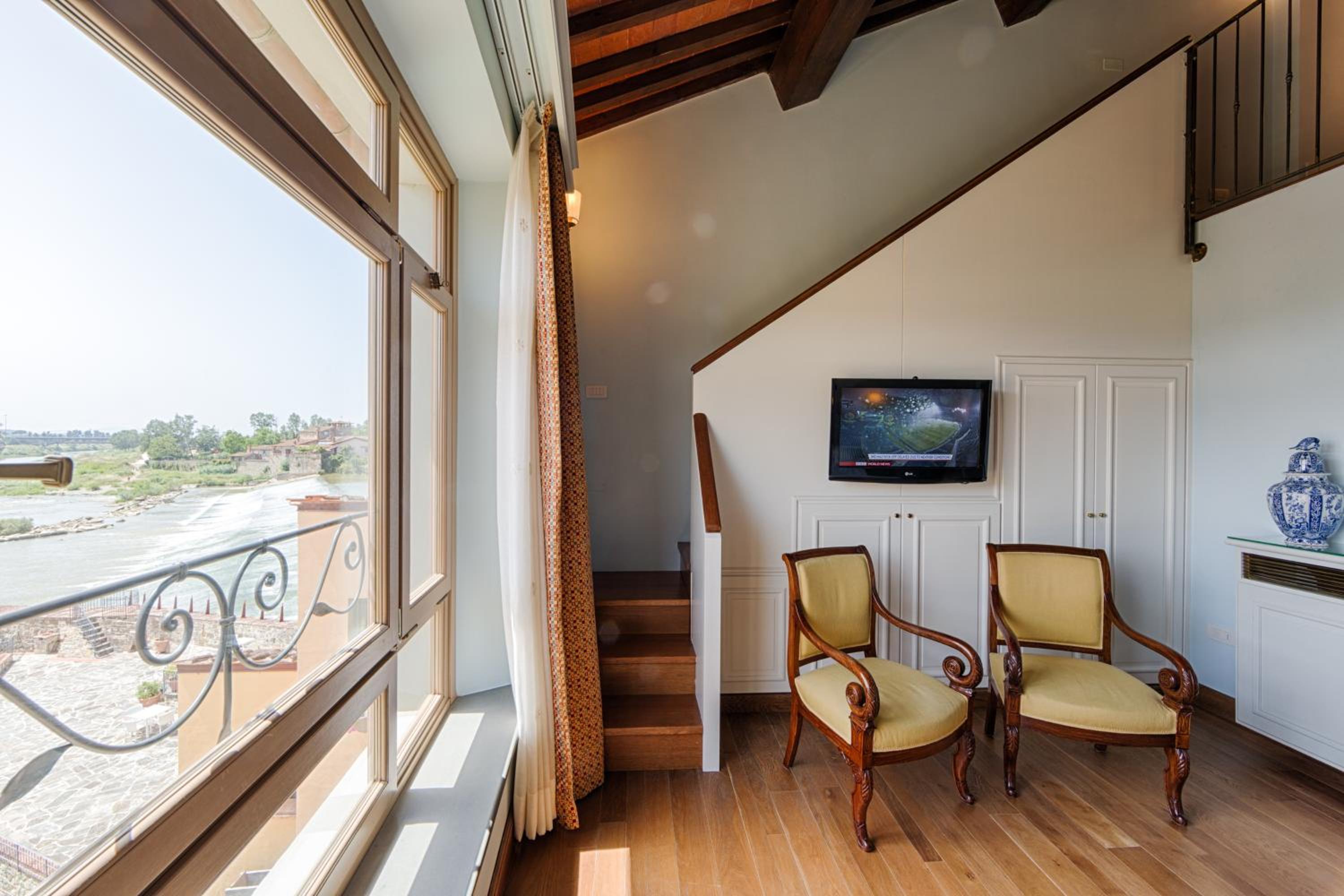 Junior Queen Suite