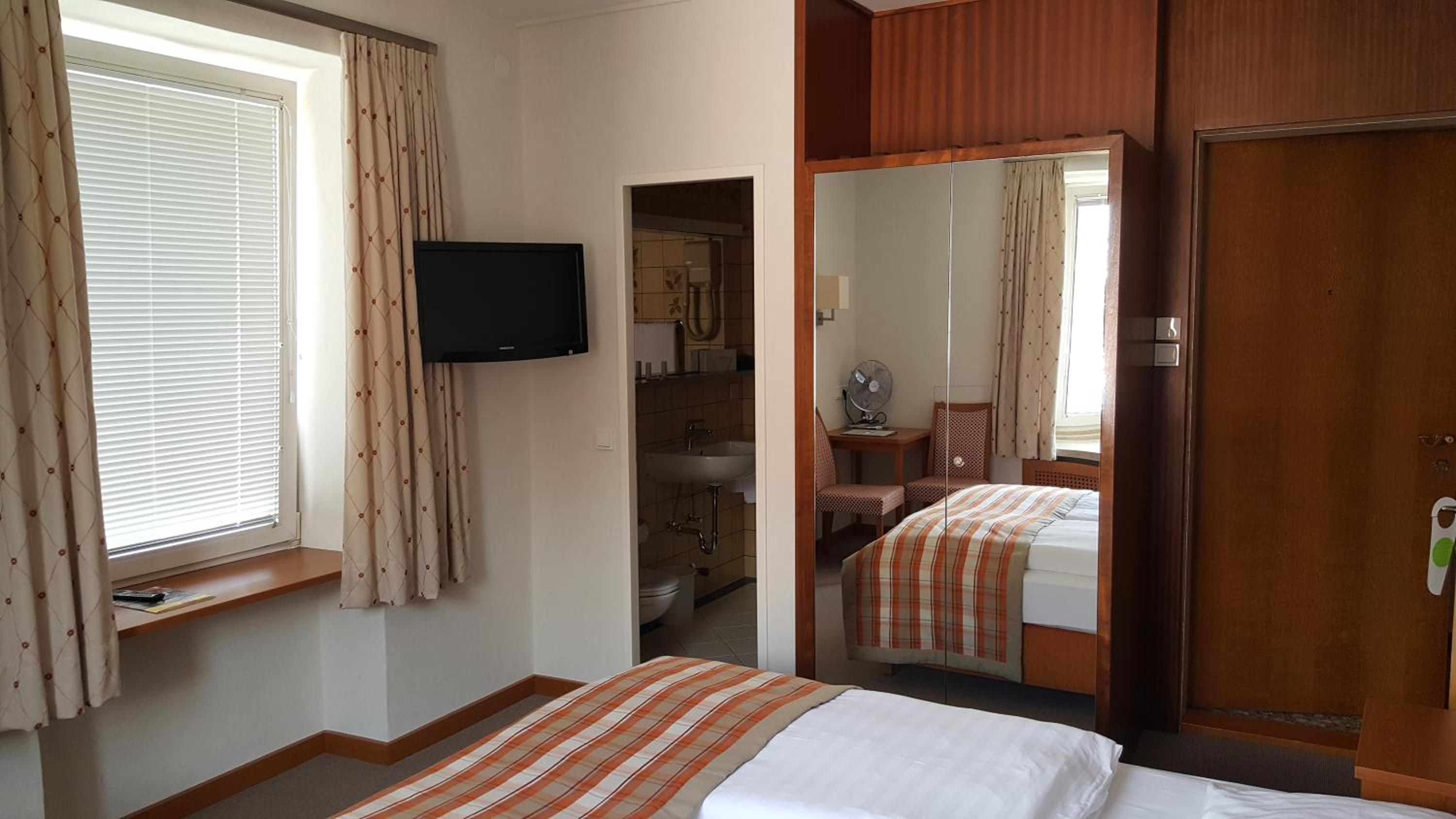 Double Room - Photo 16
