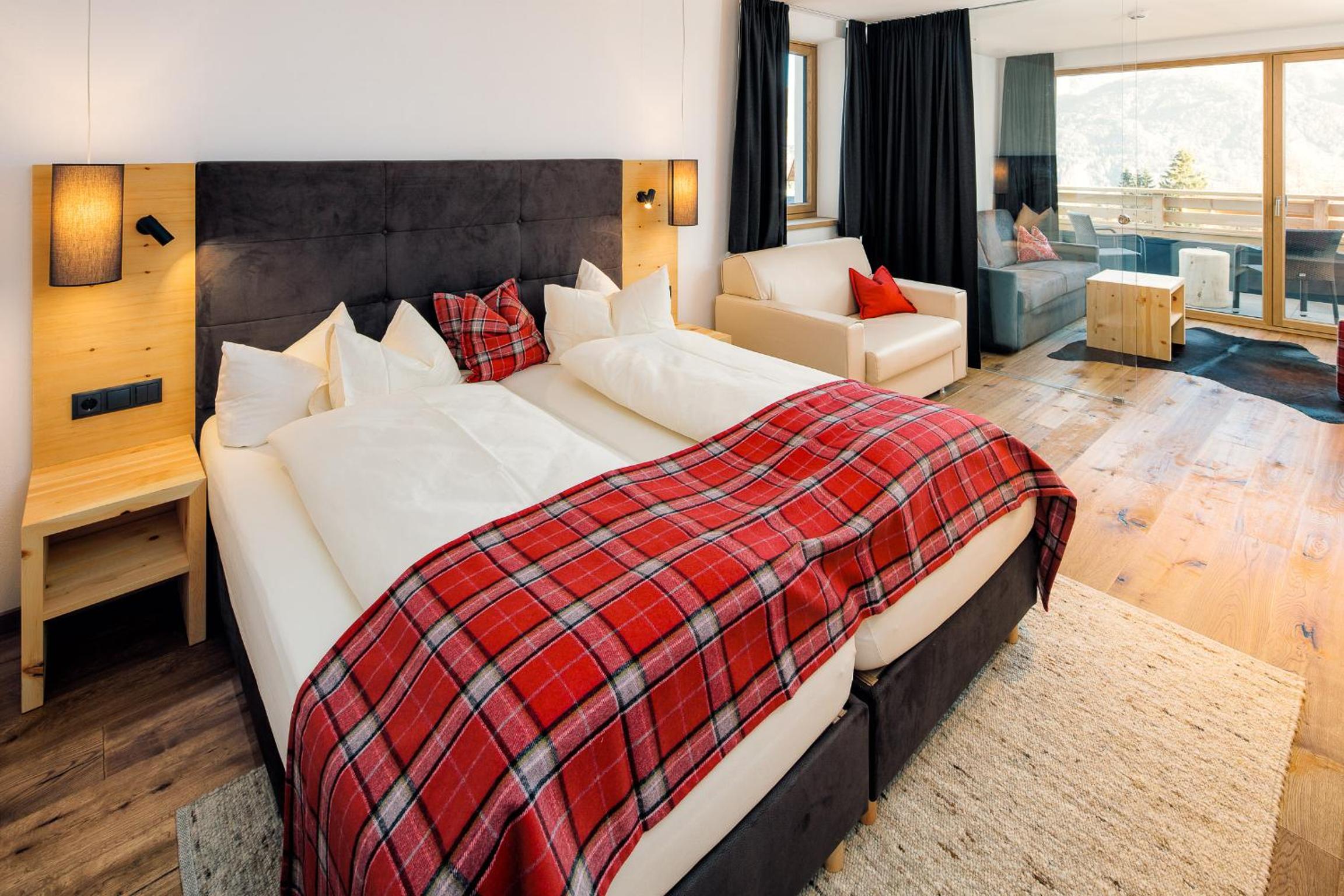 Junior Suite with Balcony - Photo 3