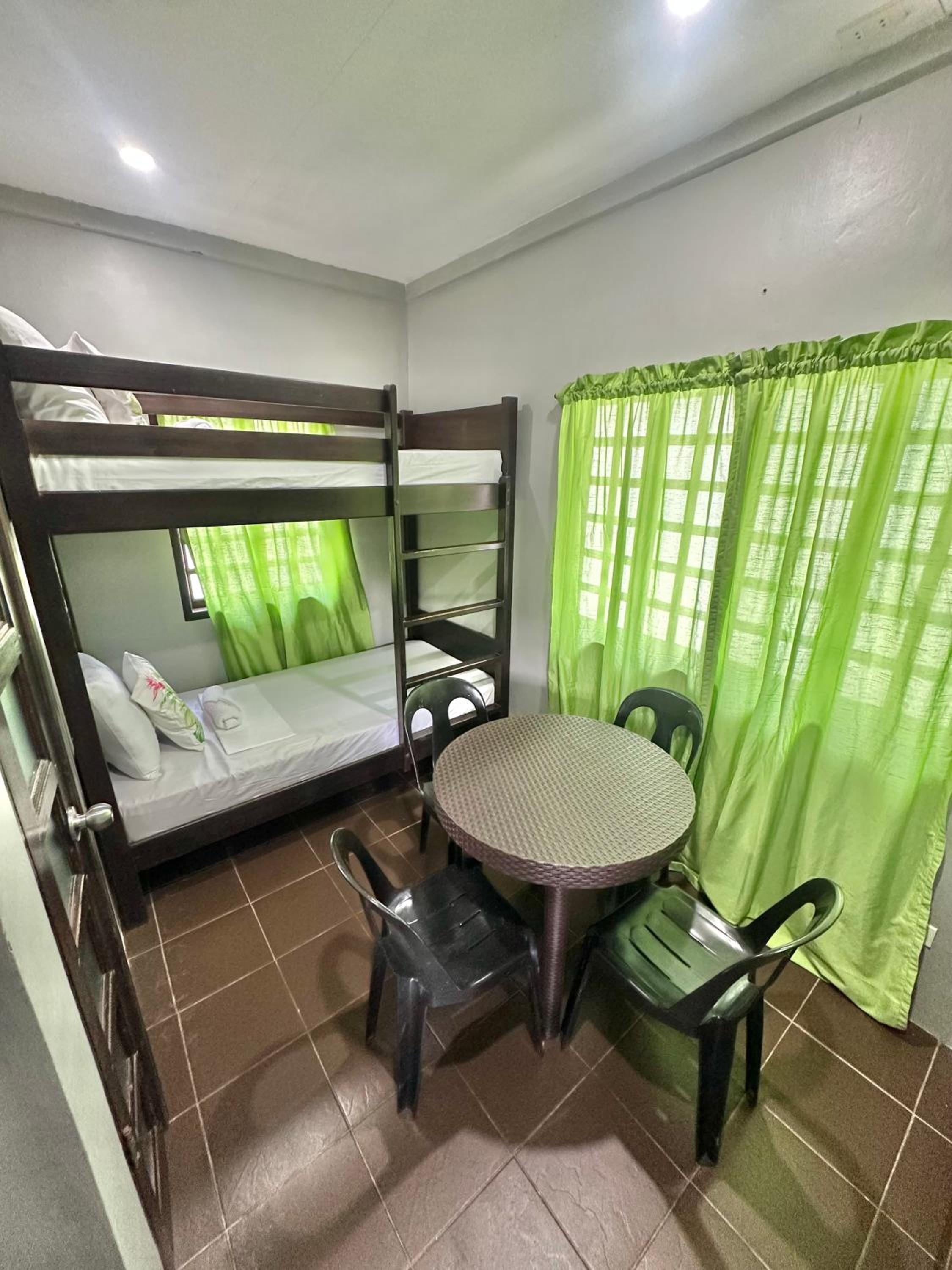 Standard Quadruple Room - Photo 4