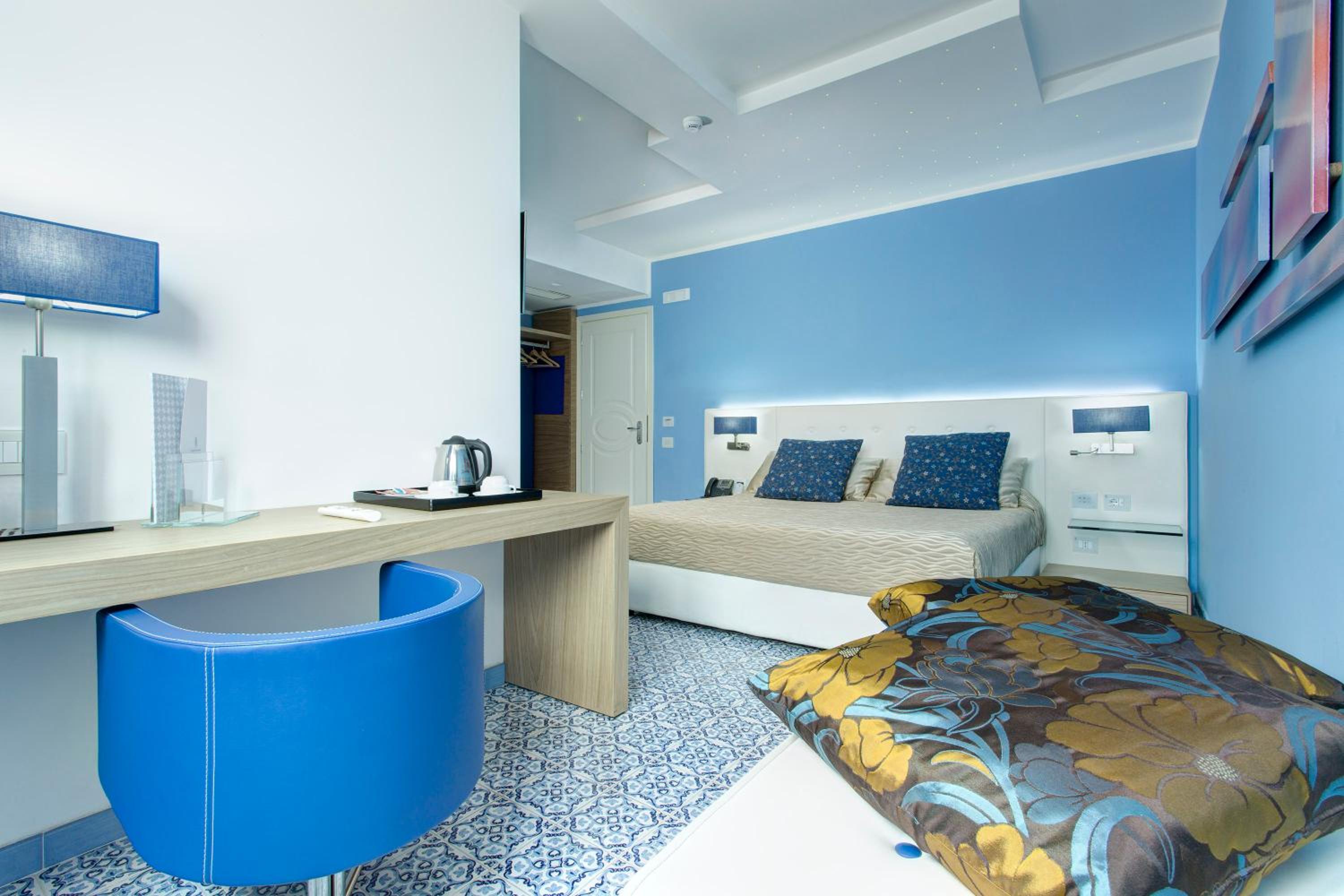 Superior Room with Partial Sea View - Photo 6