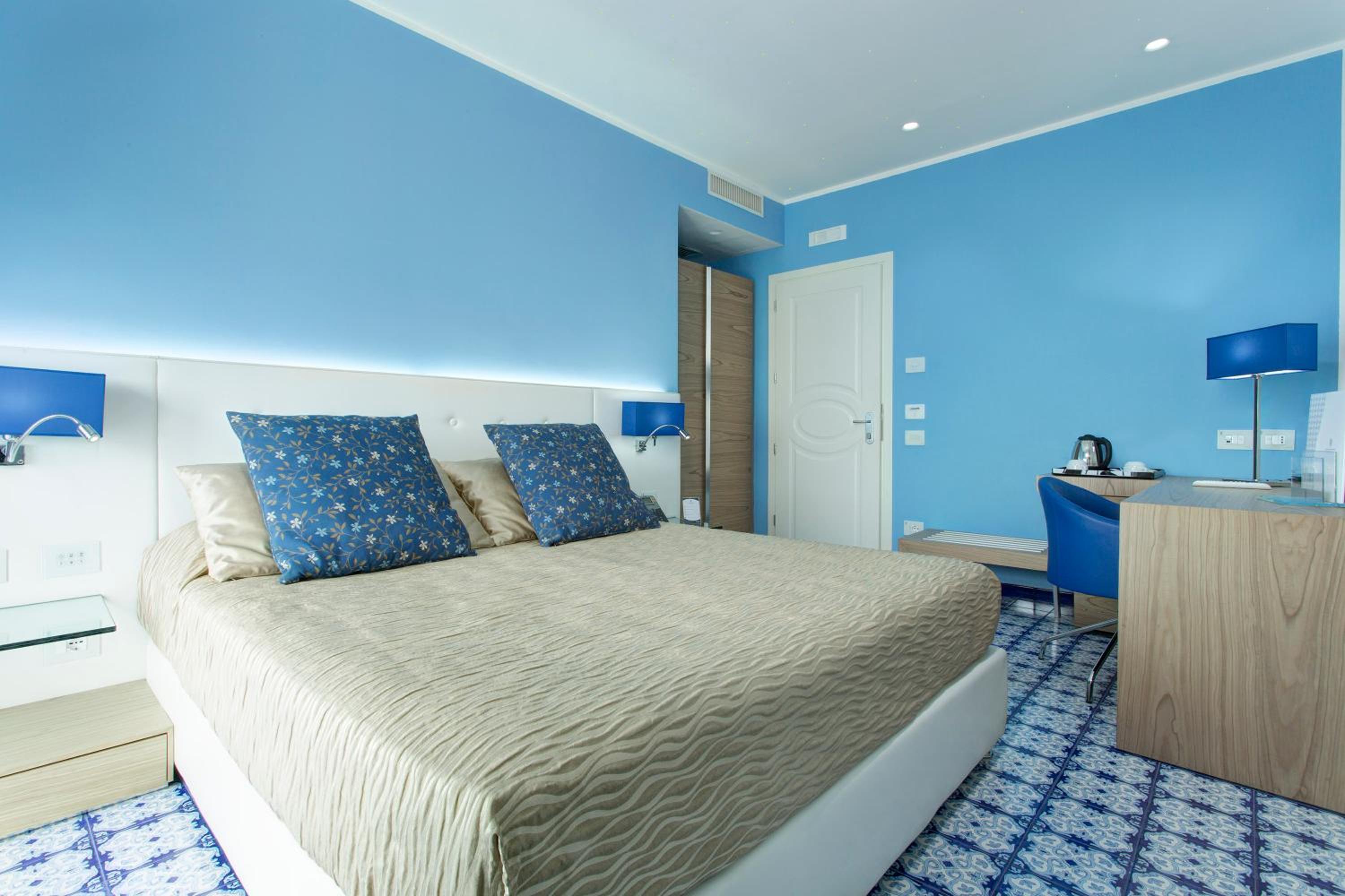 Superior Room with Partial Sea View - Photo 2