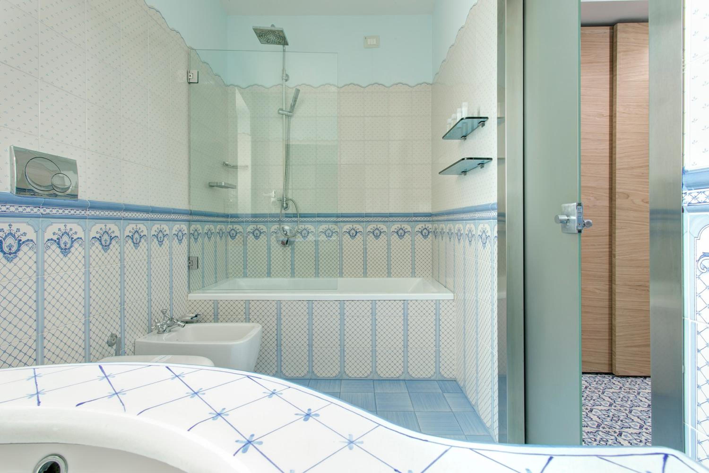 Superior Room with Partial Sea View - Photo 8