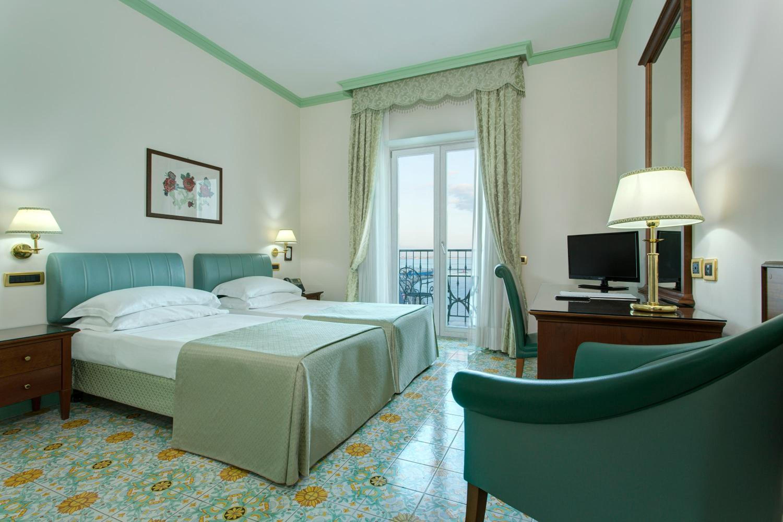 Standard Twin Room with Partial Sea View - Photo 3