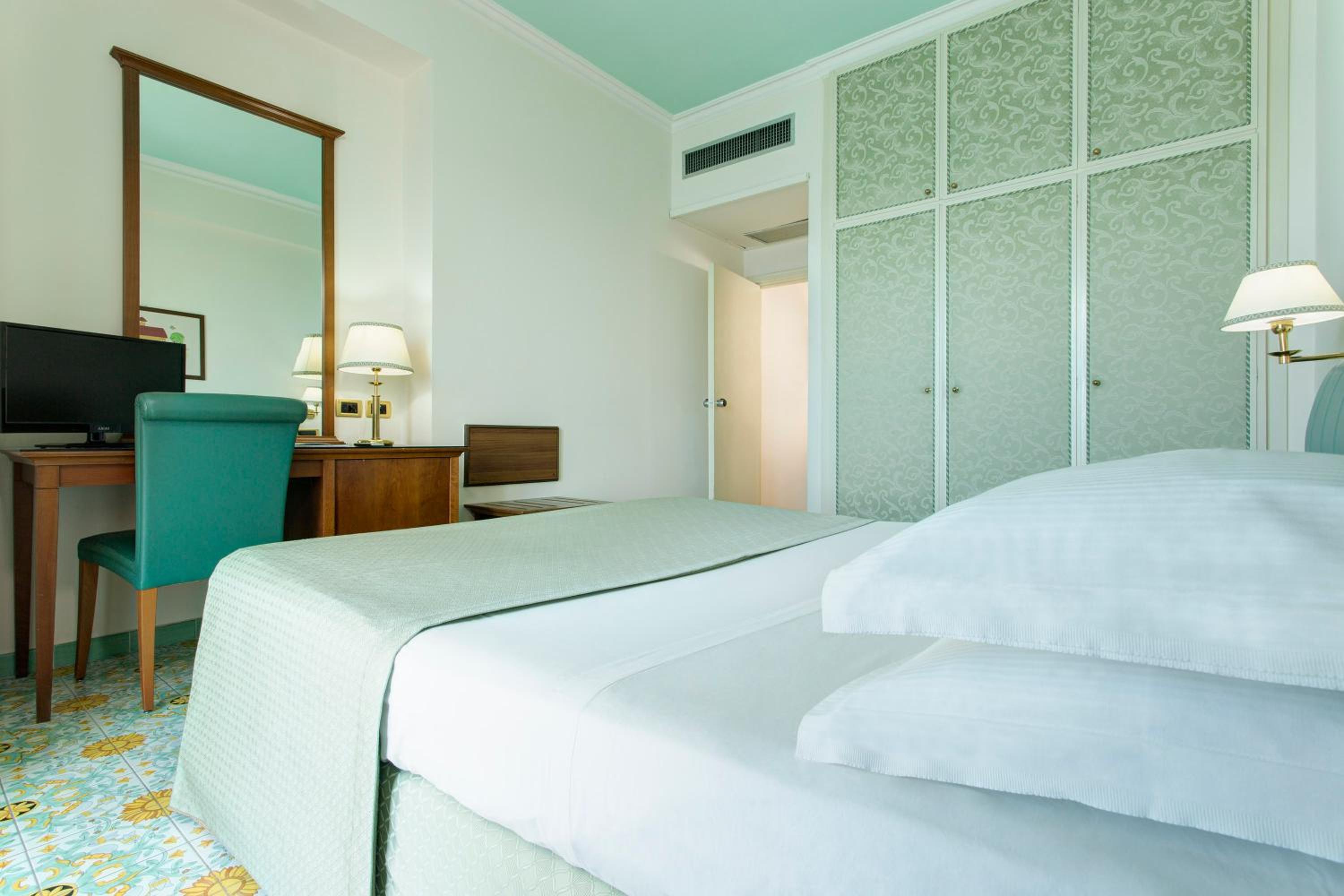 Double or Twin Room with Partial Sea View - Photo 9