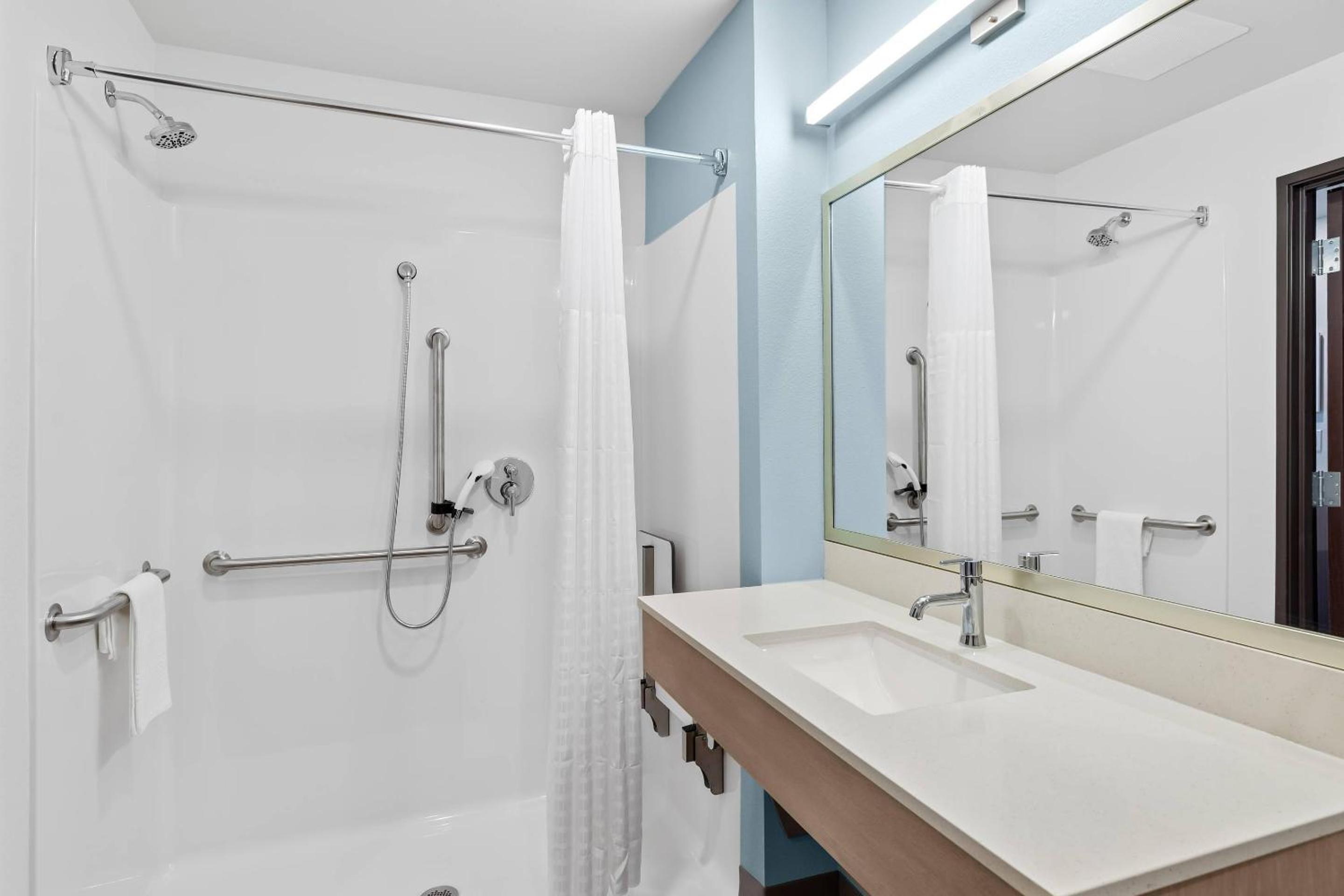 Queen Suite with Two Queen Beds and Tub - Disability Access/Non Smoking photo 3