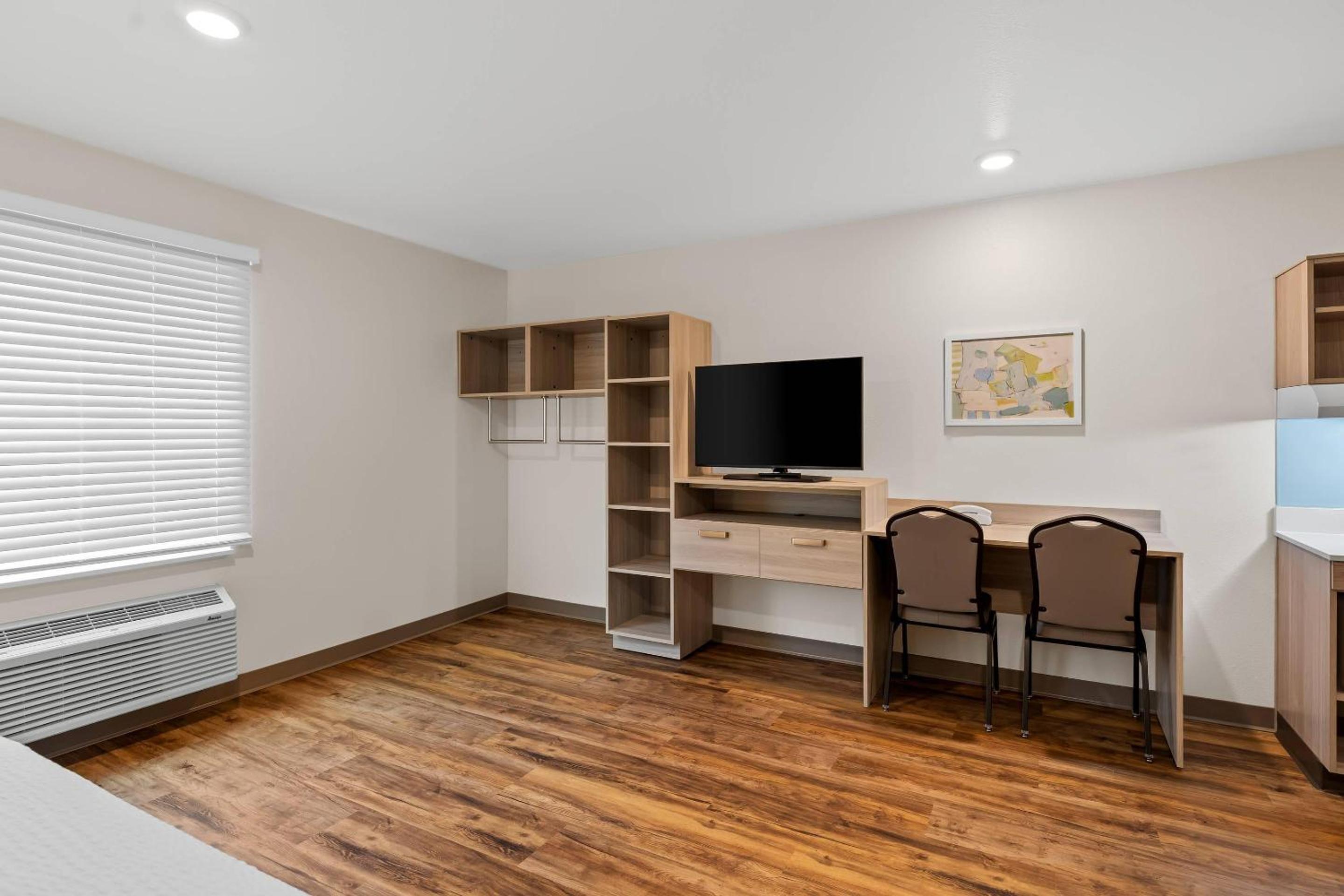 Queen Suite with Two Queen Beds and Tub - Disability Access/Non Smoking photo 2