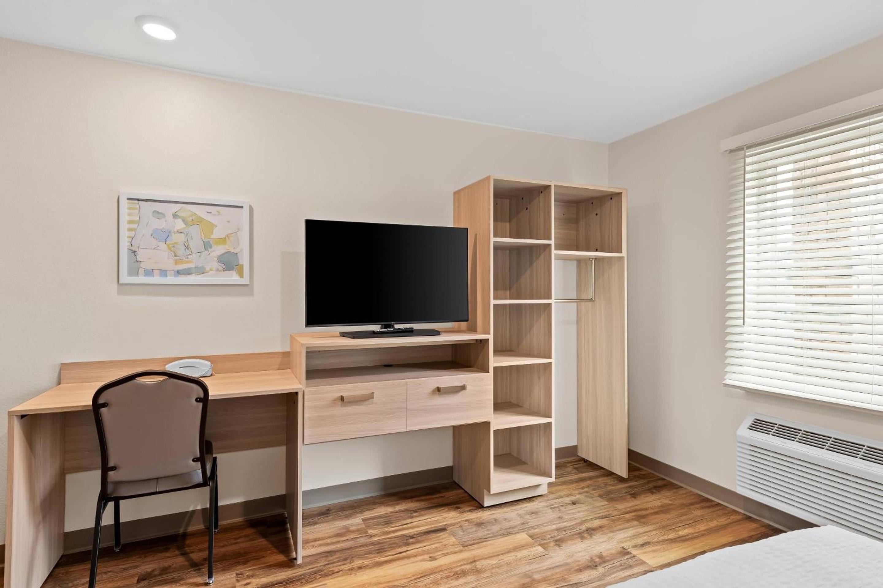 Queen Suite with Accessible Tub - Disability Access/Non Smoking photo 3
