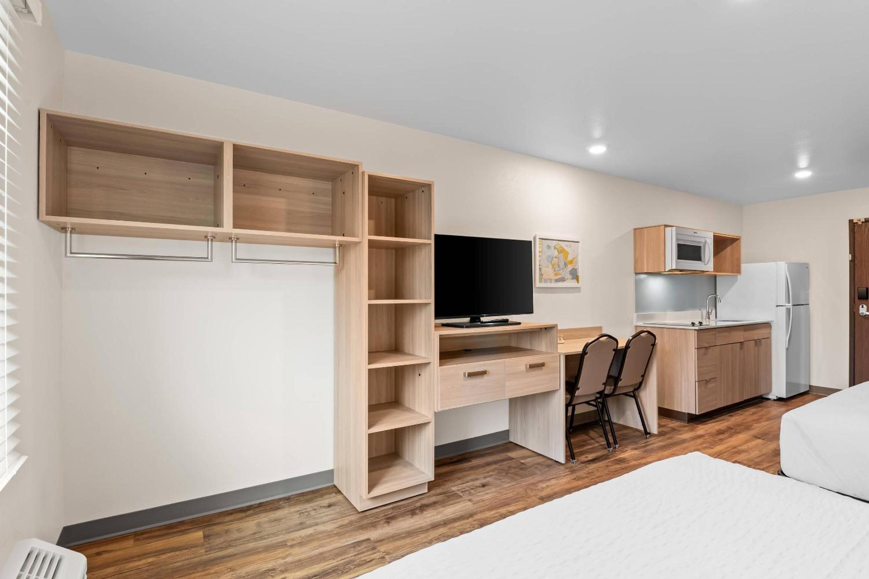 Queen Suite with Two Queen Beds - Non Smoking photo 3