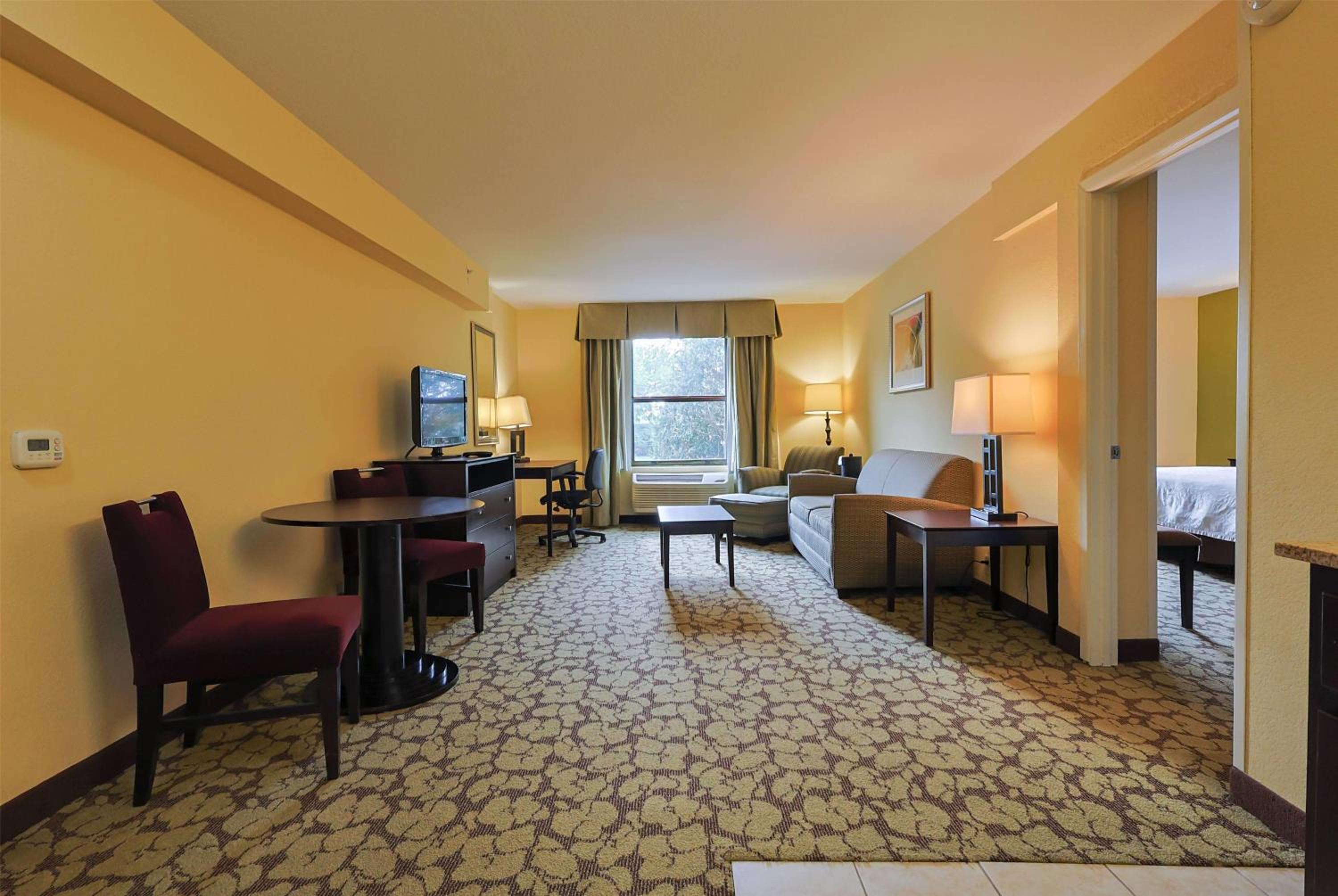 King Room with Roll-In Shower - Mobility Accessible/Non-Smoking - Photo 2