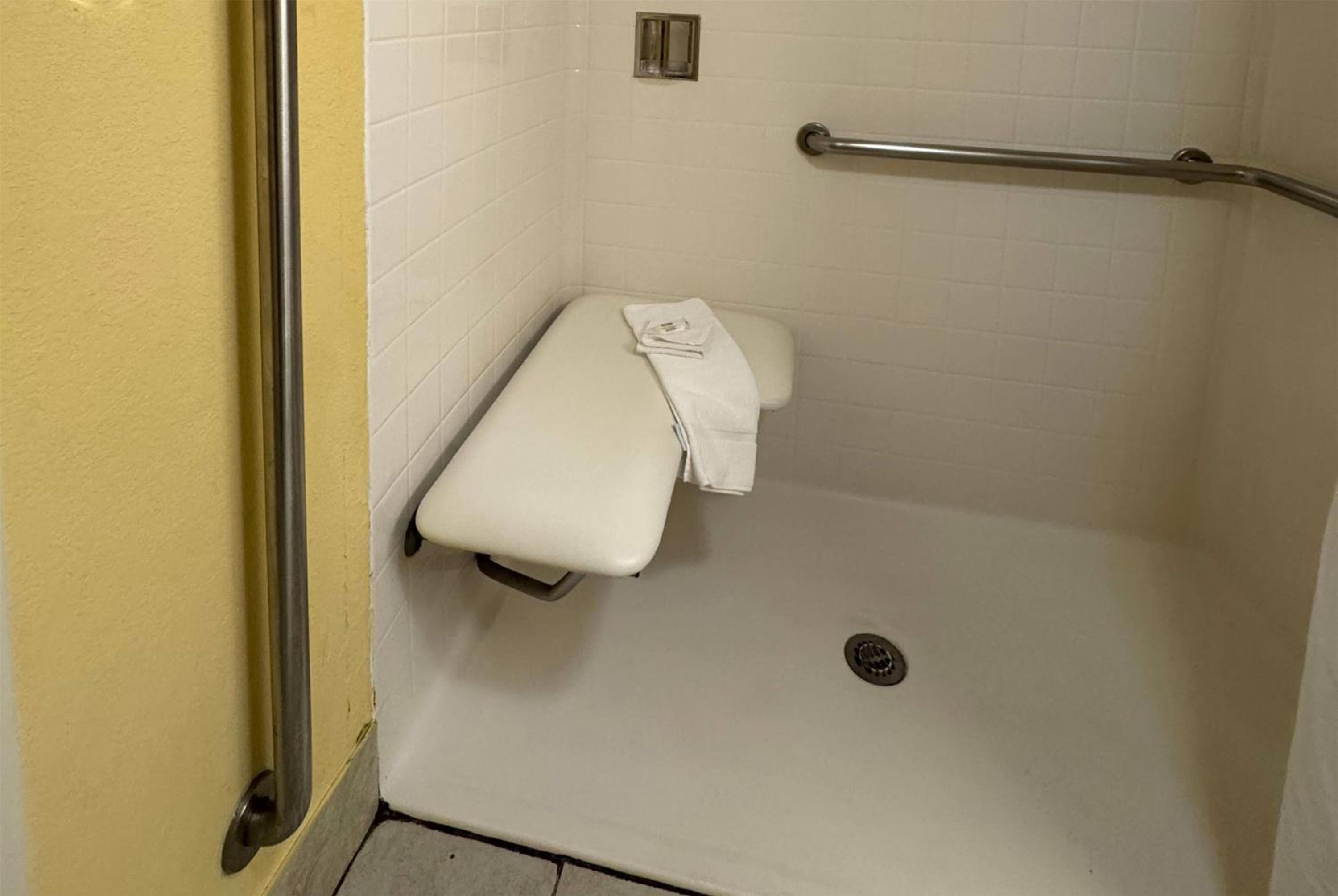 King Room with Roll-In Shower - Mobility Accessible/Non-Smoking - Photo 4