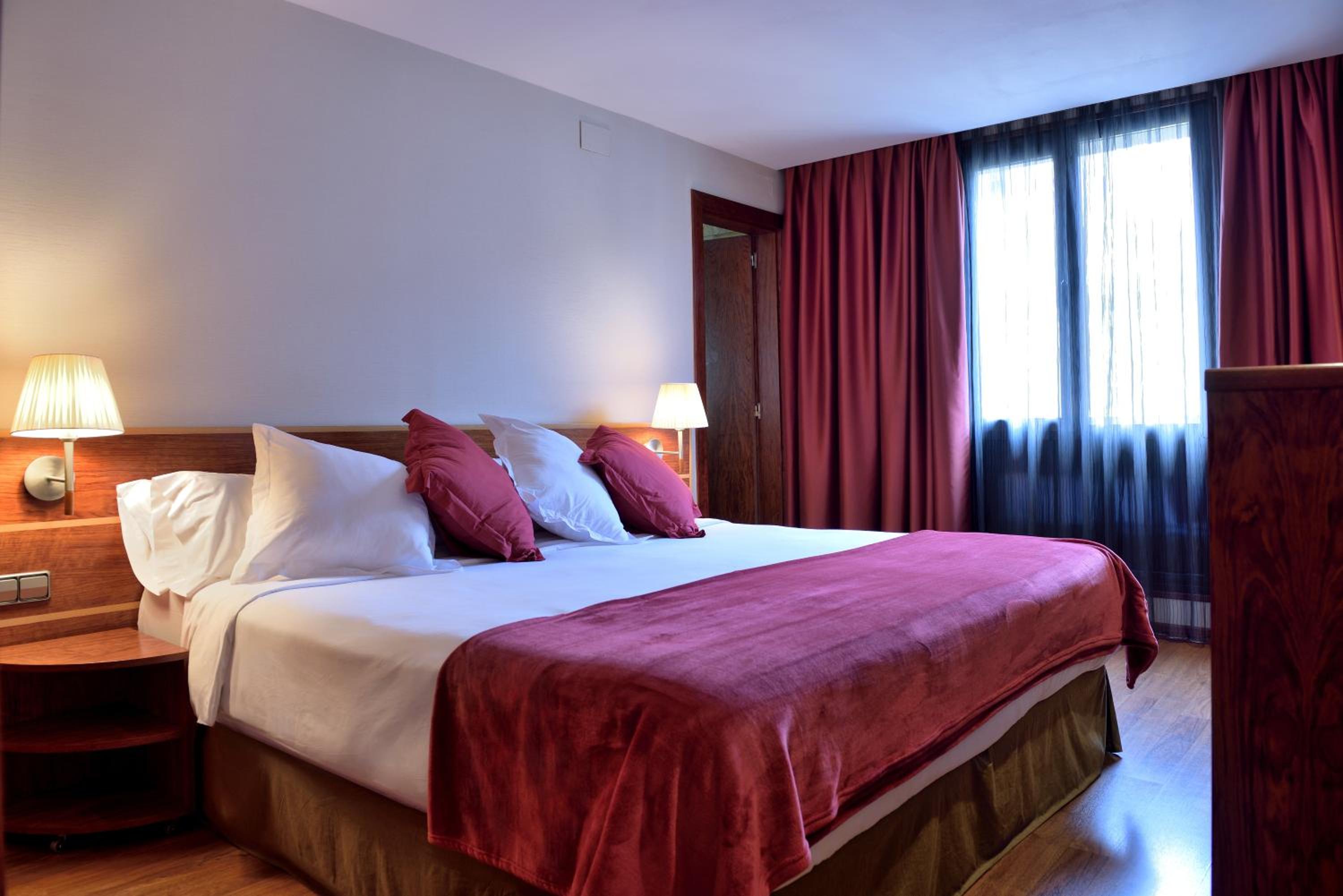 Deluxe Double Room thumbnail 6