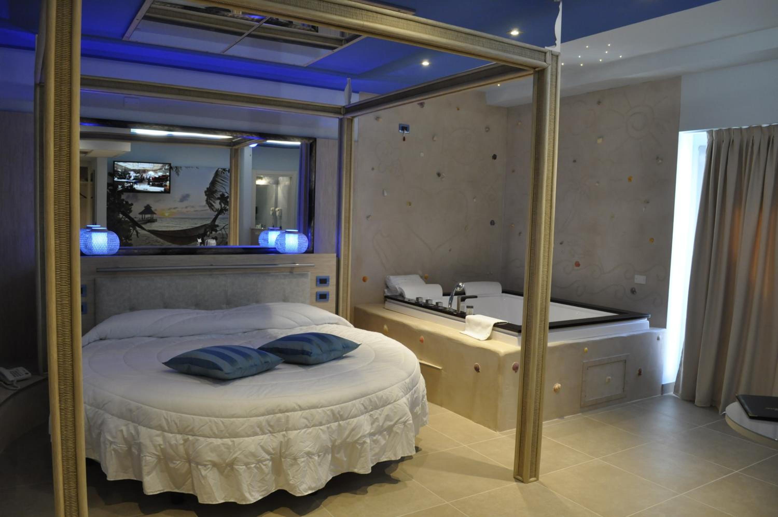 Deluxe Room with Spa Bath photo 1