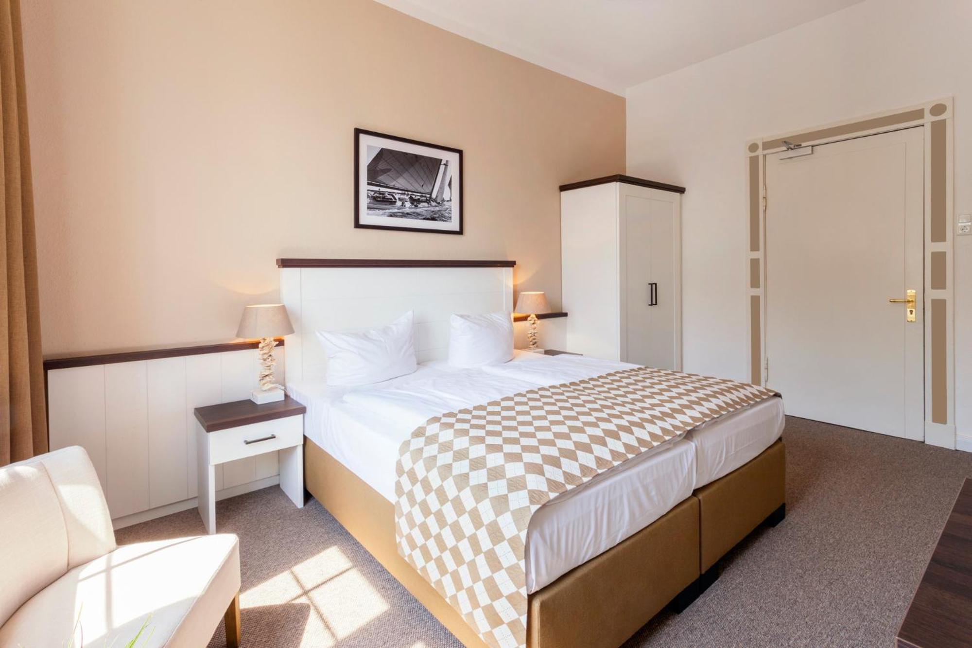 Double or Twin Room with Partial Sea View - Photo 5
