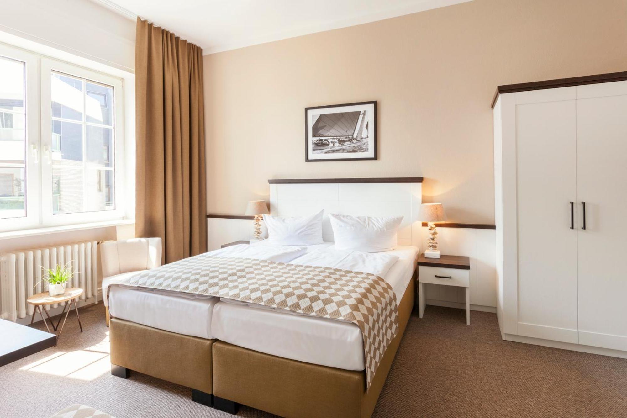 Double or Twin Room with Partial Sea View - Photo 7