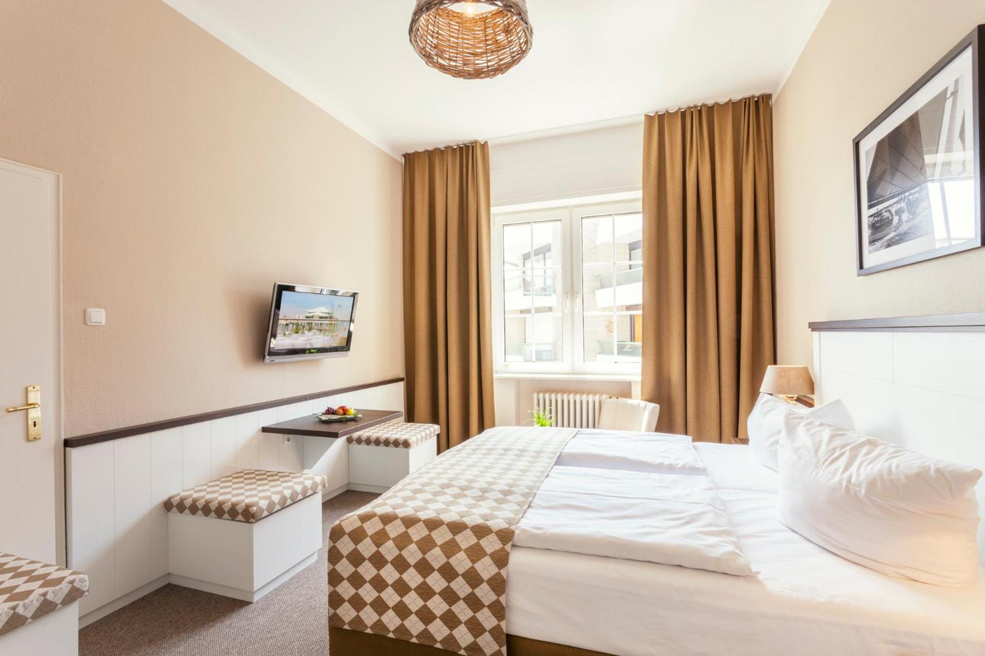 Double or Twin Room with Partial Sea View - Photo 6