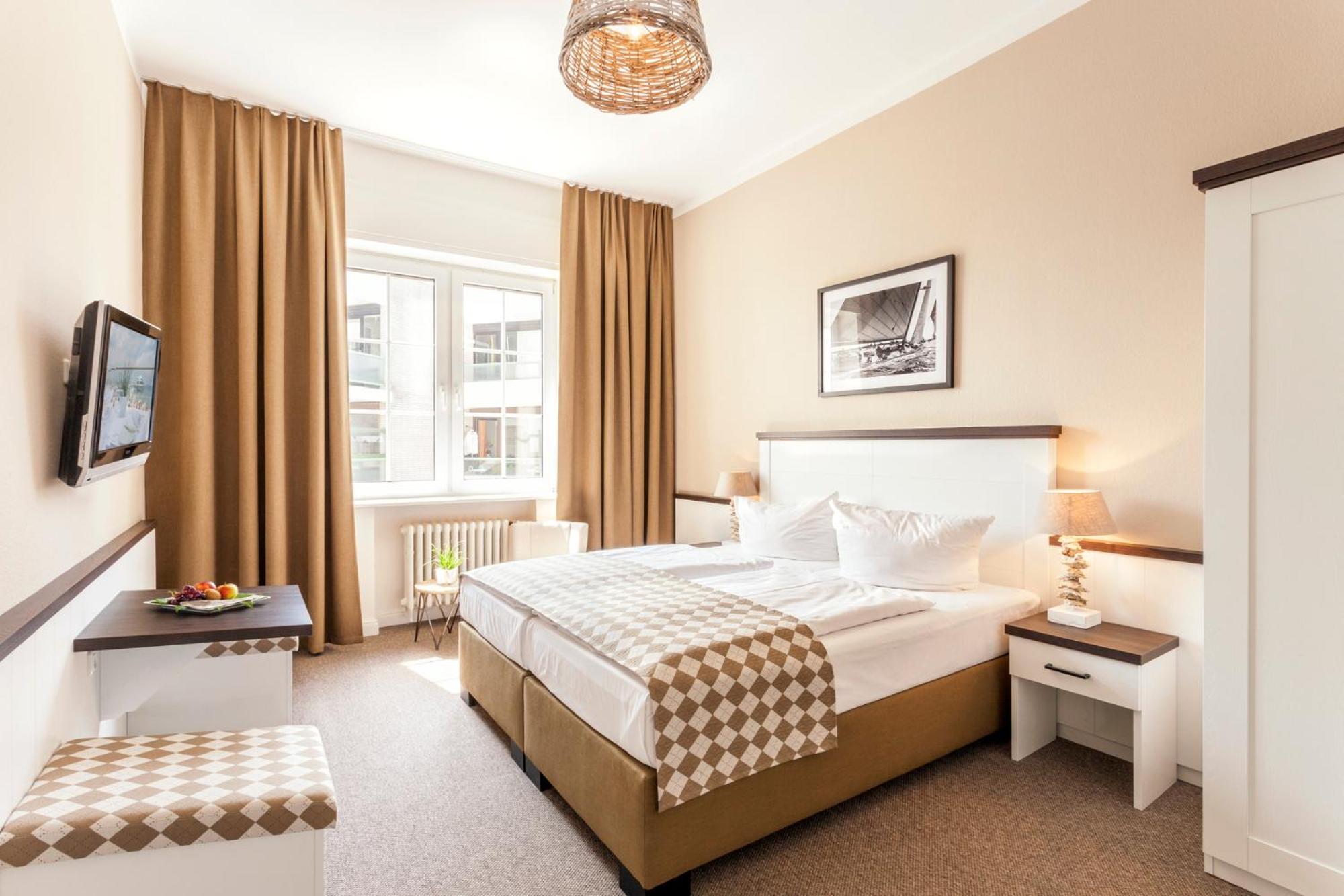 Double or Twin Room with Partial Sea View - Photo 8