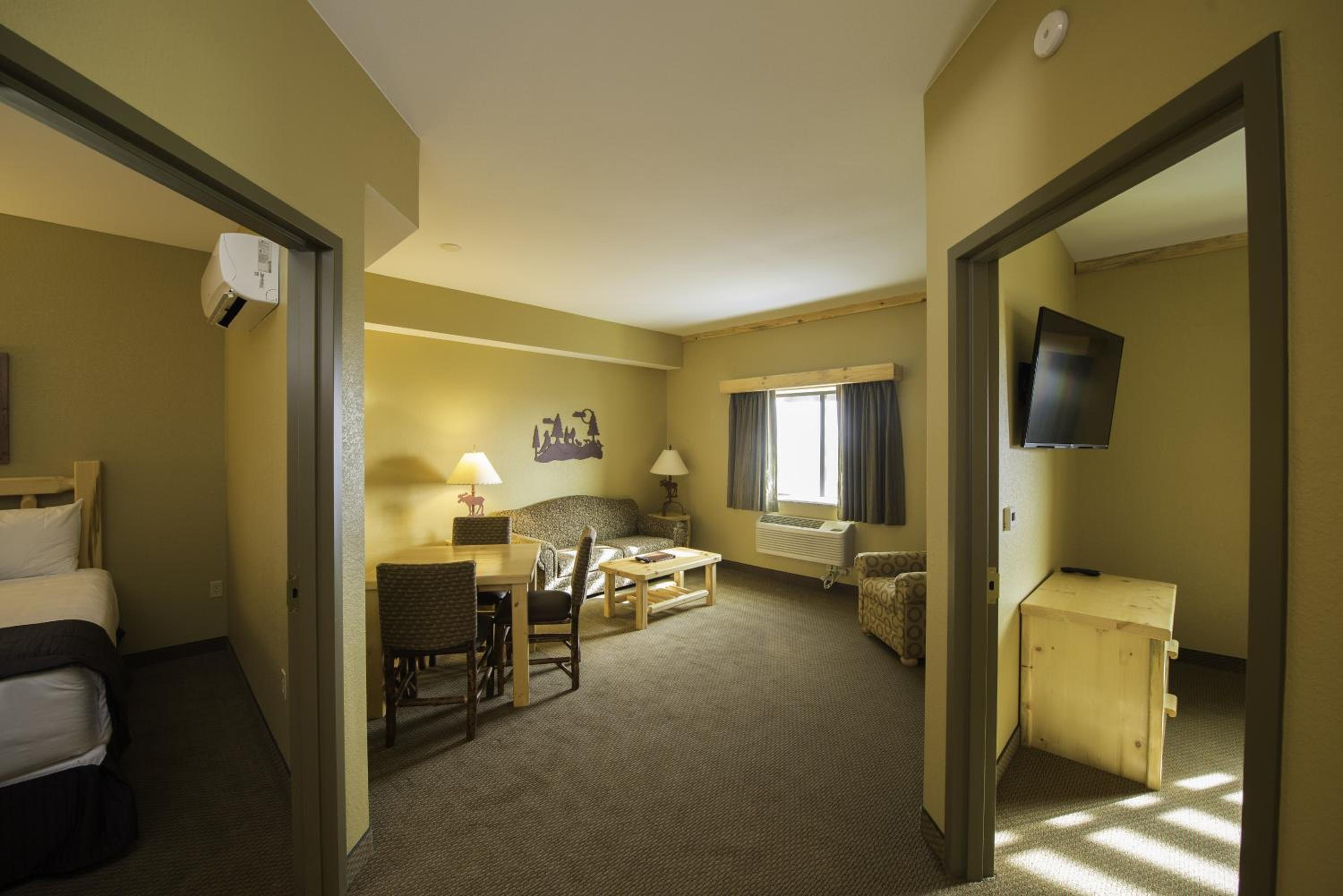 Grizzly Bear Suite - Water Park Included  photo 1
