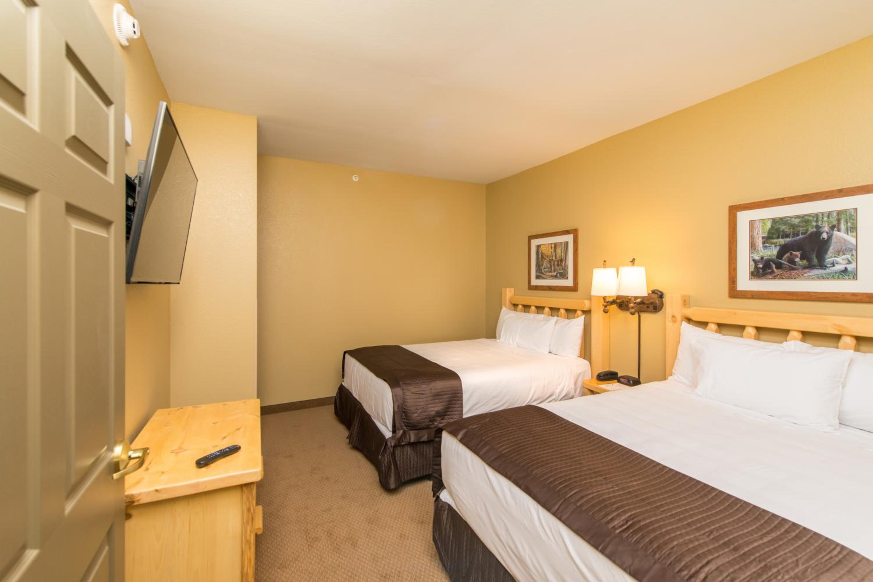 Grizzly Bear Suite - Water Park Included  photo 3