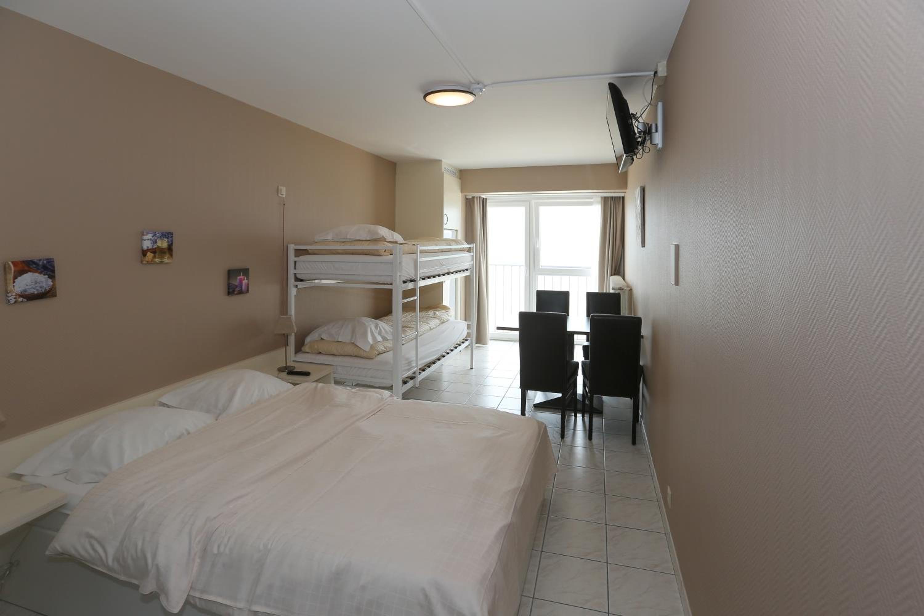 Quadruple Room with Sea View - Photo 4