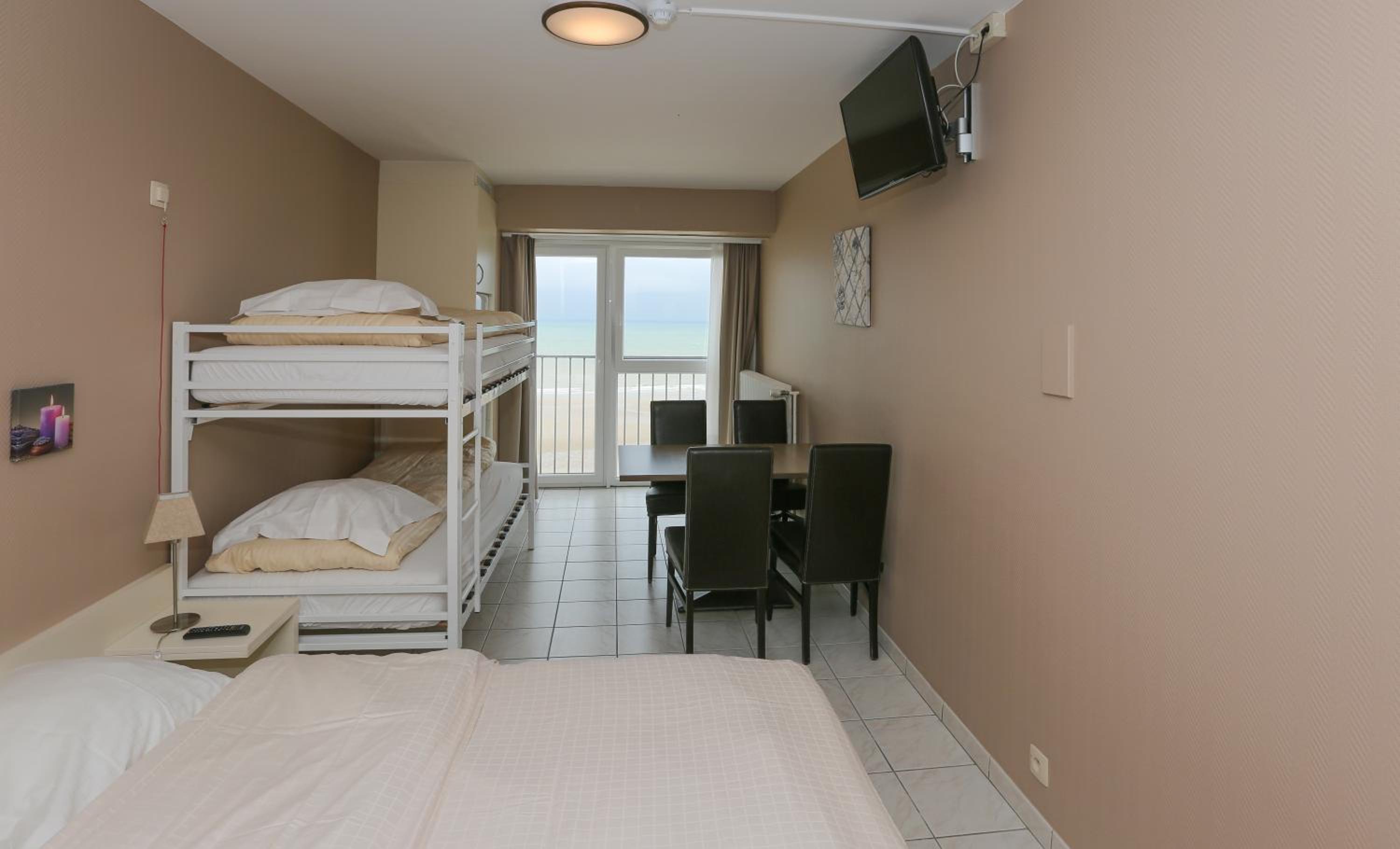 Quadruple Room with Sea View - Photo 13