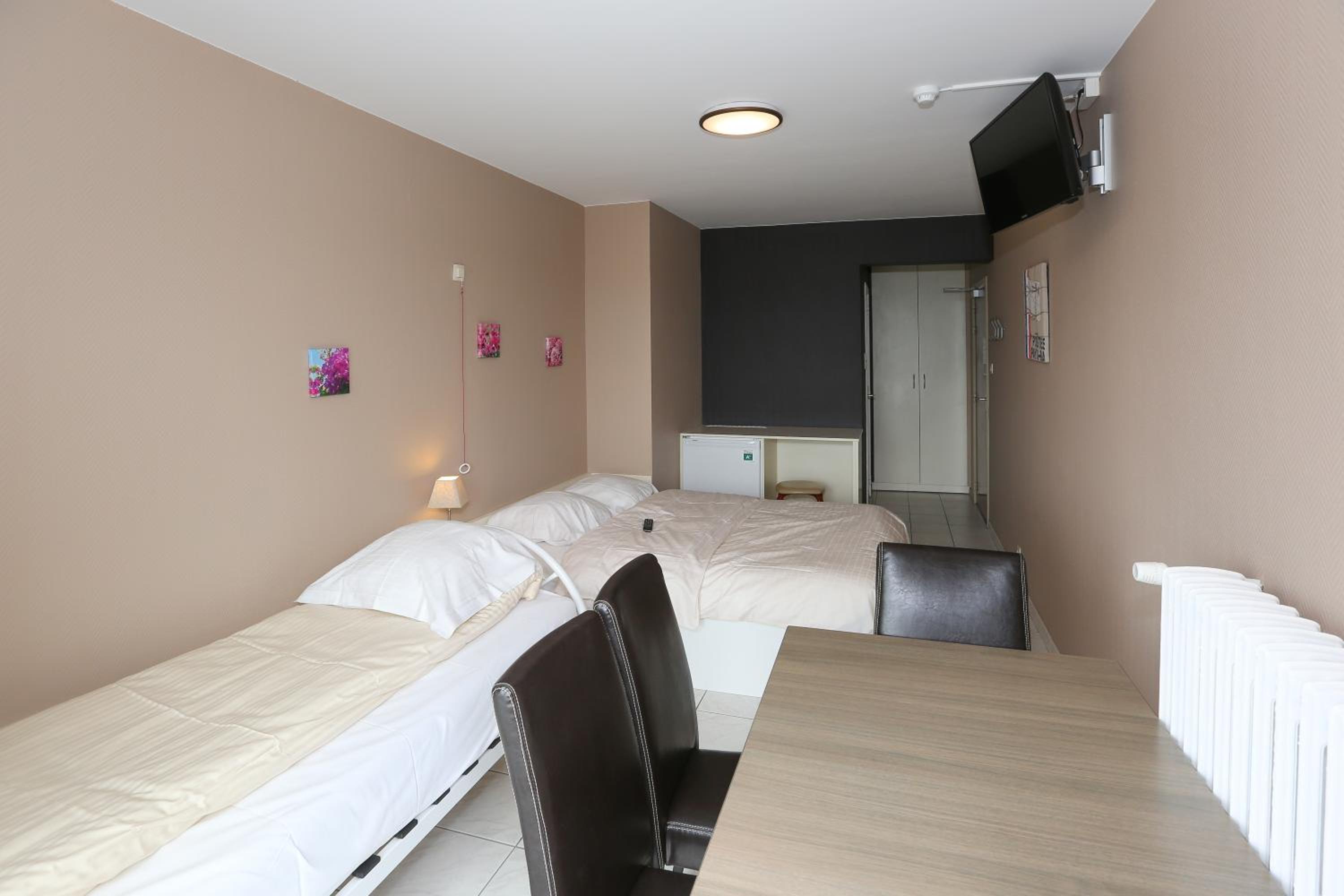 Standard Triple Room with Sea View - Photo 9