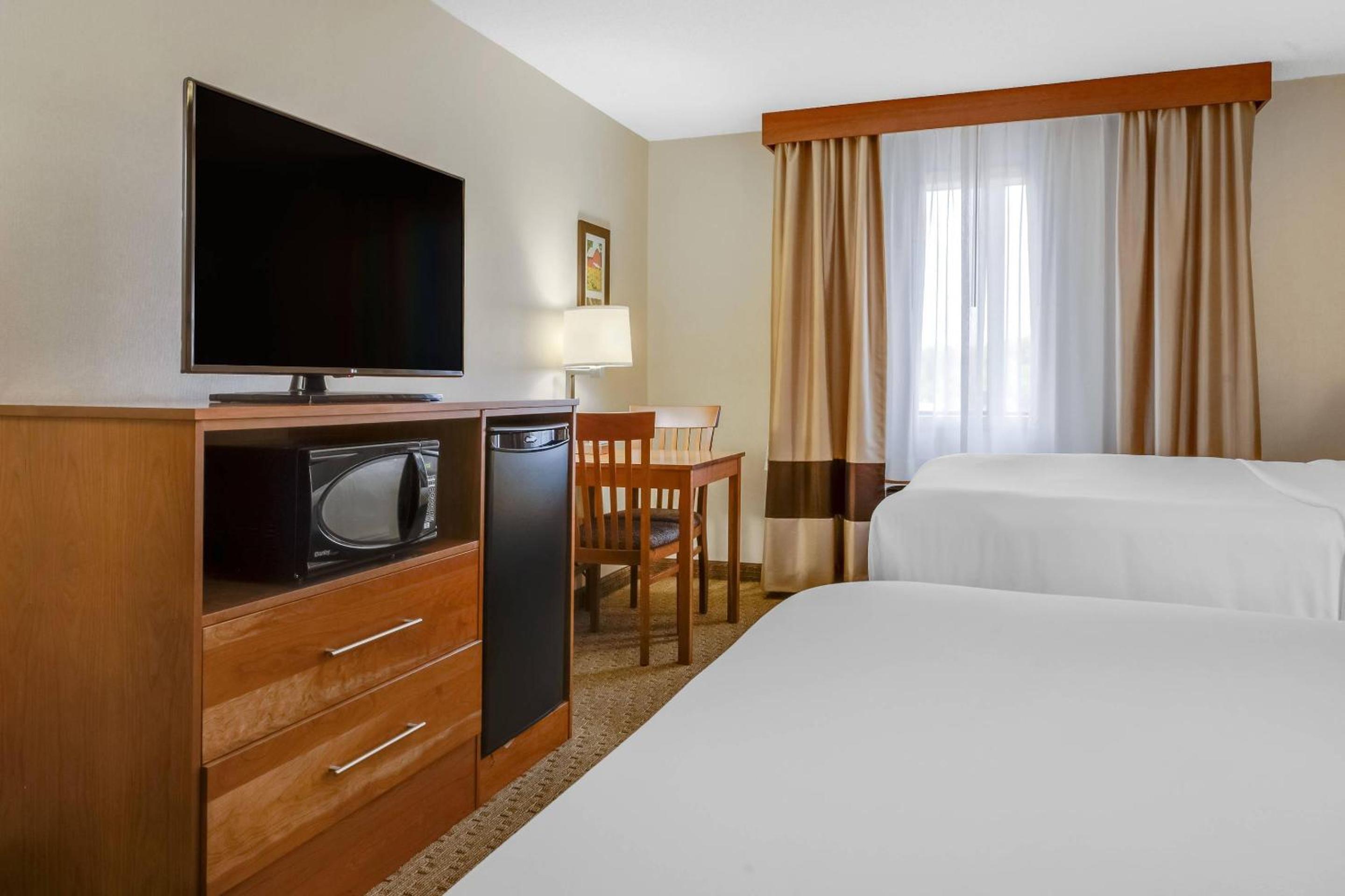 Queen Room with Two Queen Beds - Non-Smoking - Photo 3