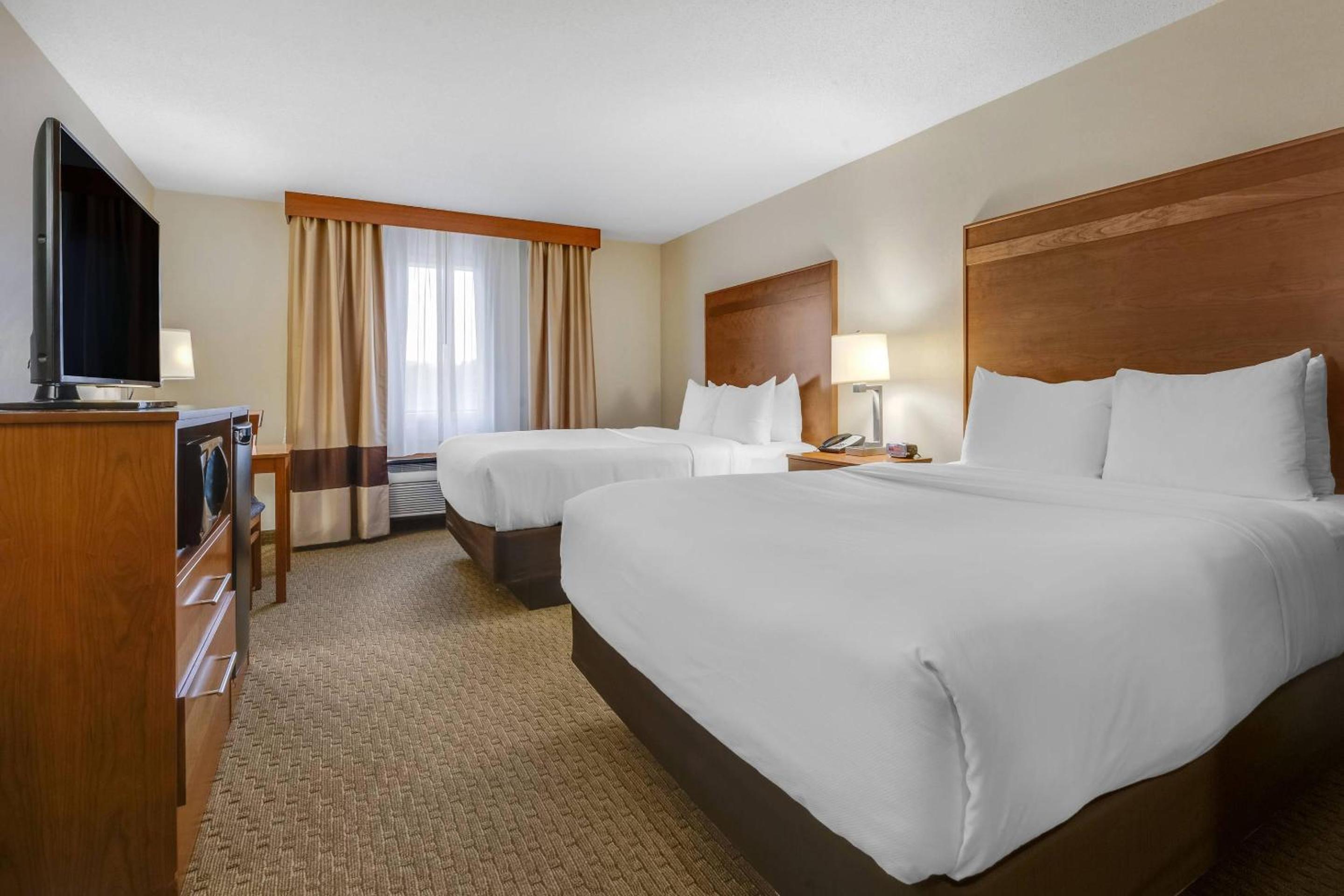 Queen Room with Two Queen Beds - Non-Smoking - Photo 2