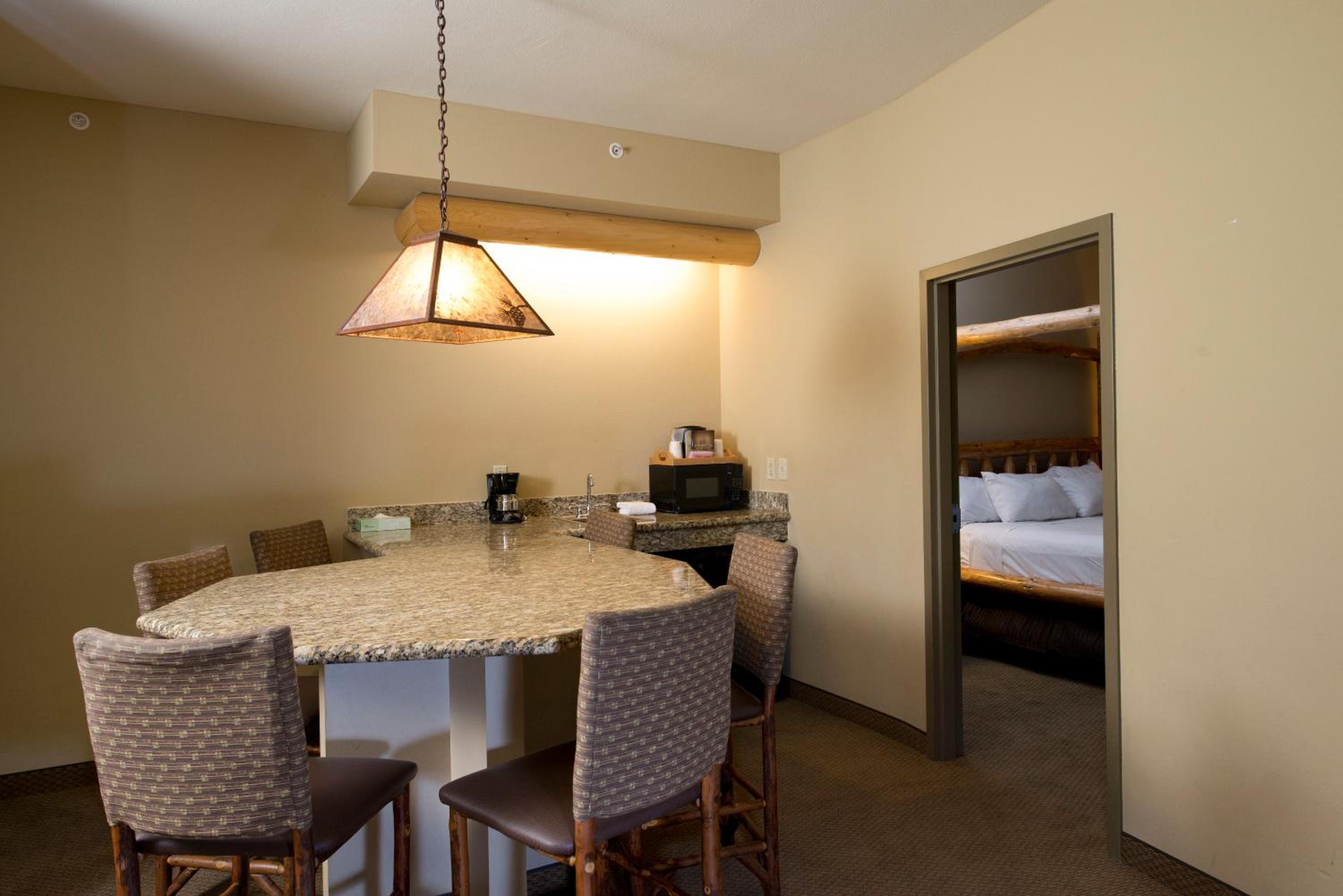 Majestic Bear Suite - Water Park Included  photo 3