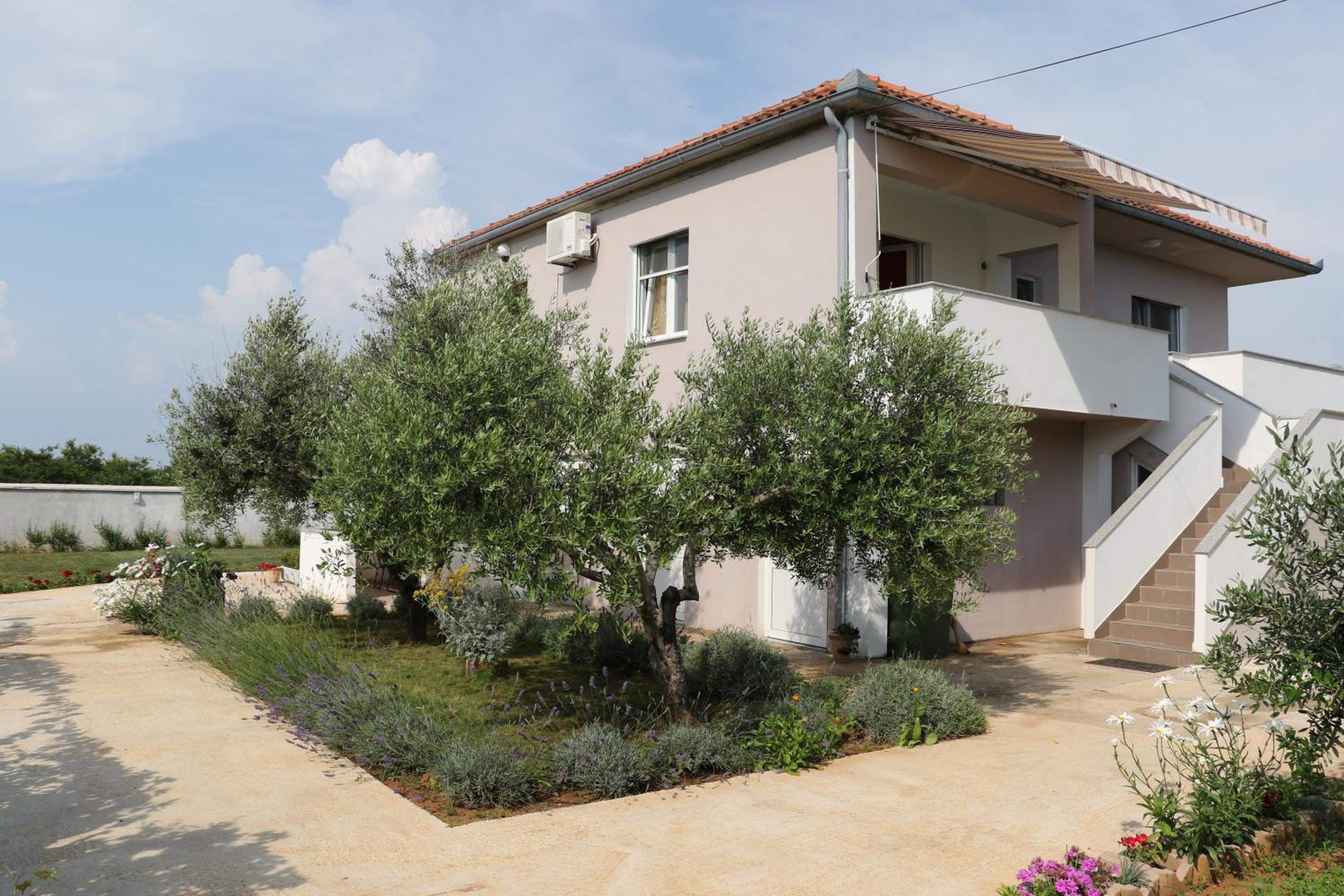 One-Bedroom Apartment with Mountain View photo 2