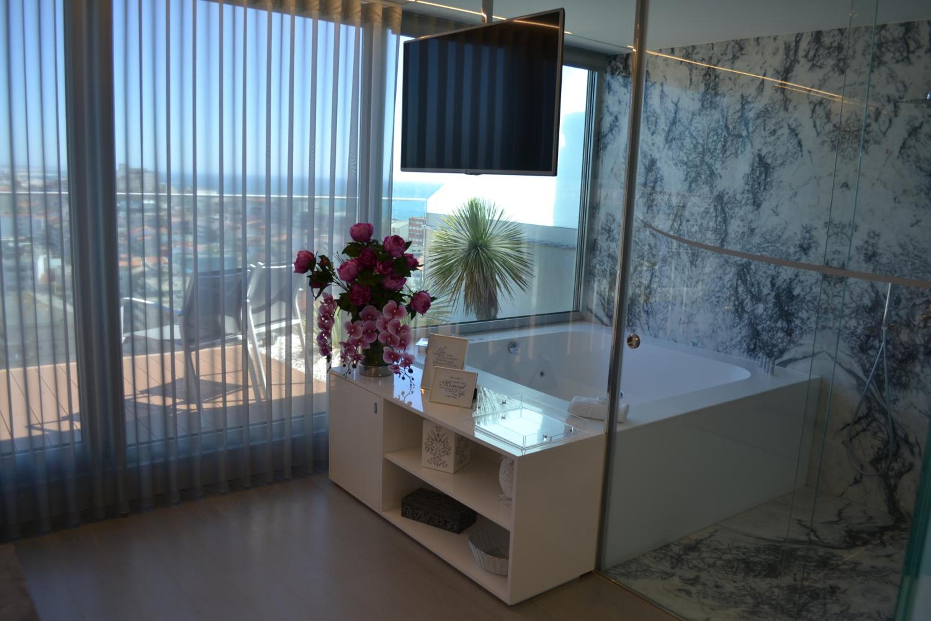 Deluxe Suite with Sea View - Photo 6