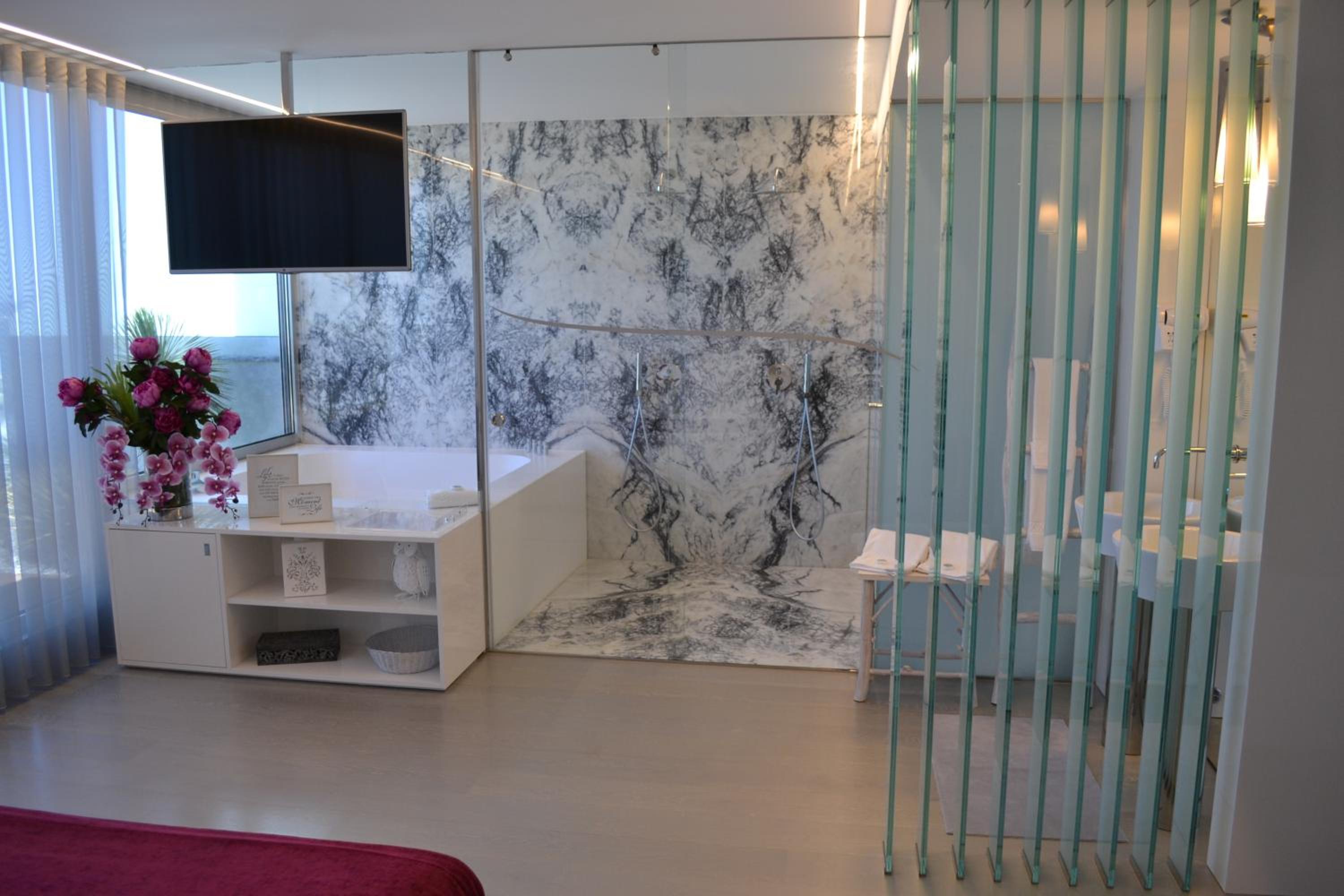 Deluxe Suite with Sea View - Photo 5