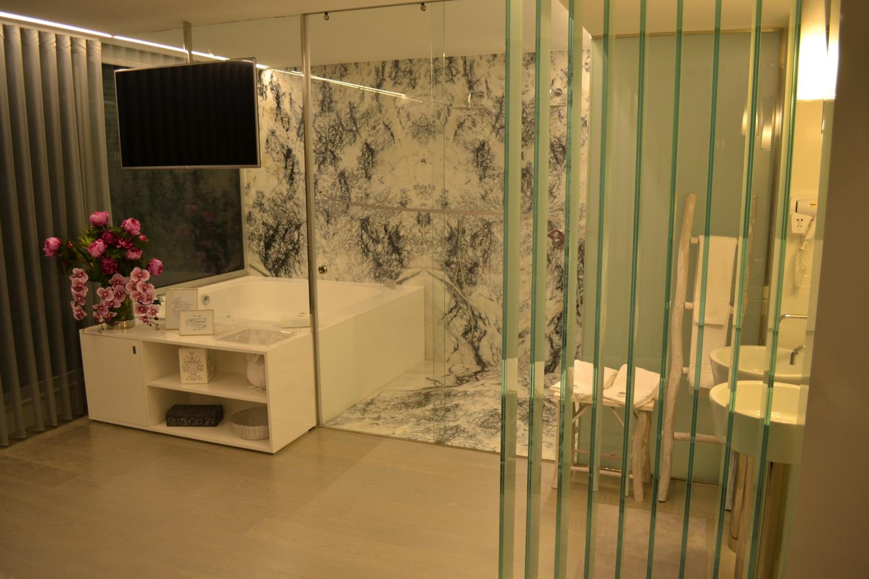 Deluxe Suite with Sea View - Photo 9