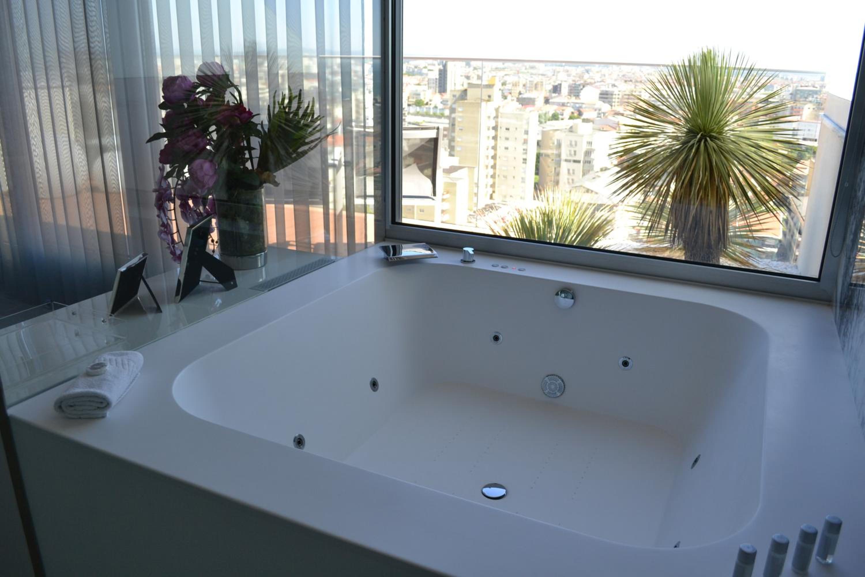 Deluxe Suite with Sea View - Photo 7