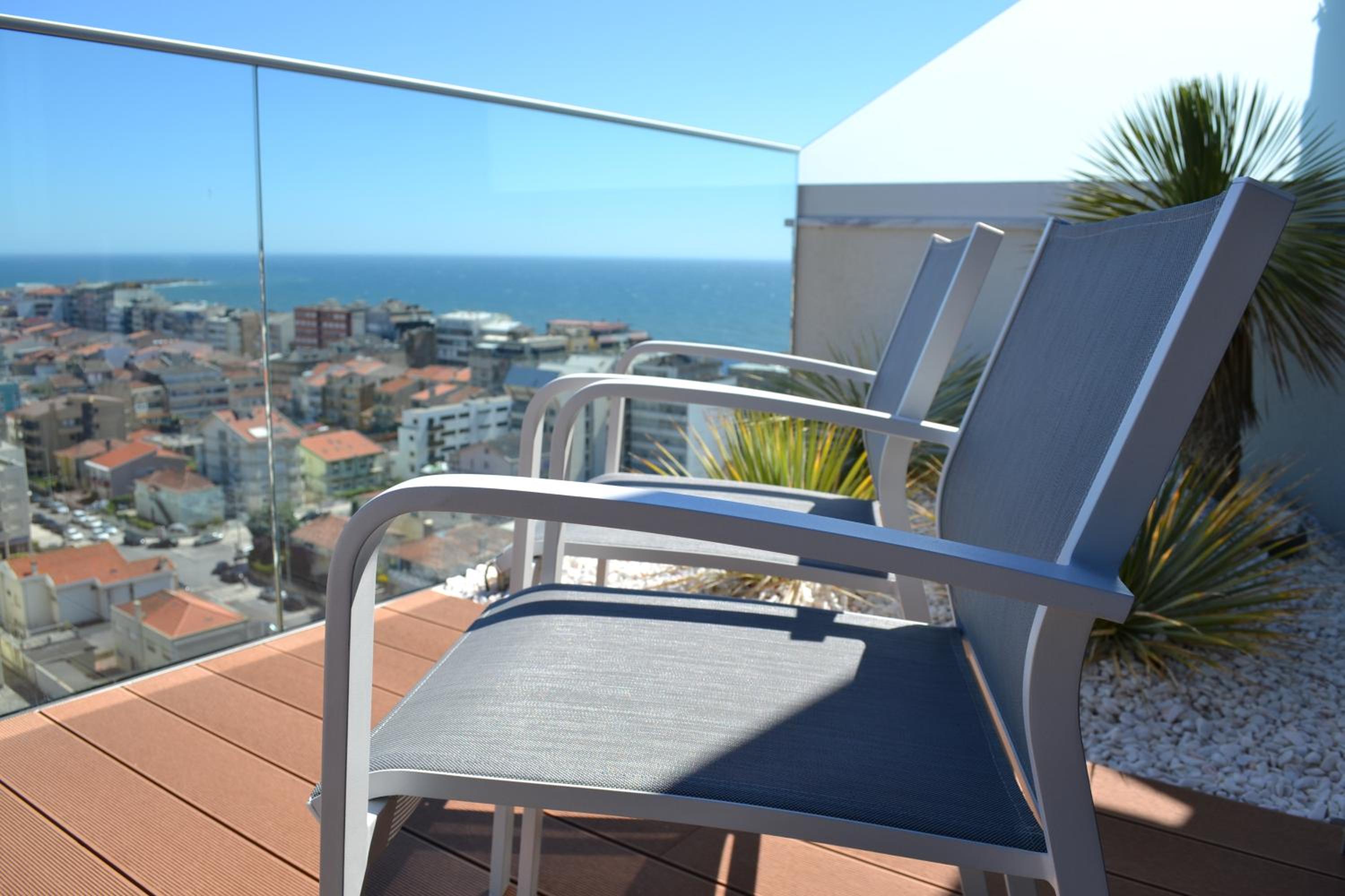 Deluxe Suite with Sea View - Photo 4