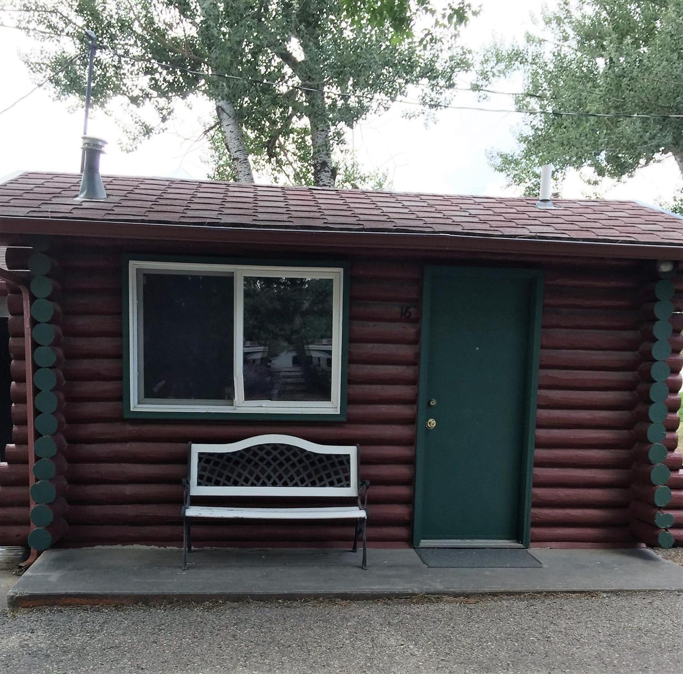 Queen Cabin - Pet Friendly photo 3
