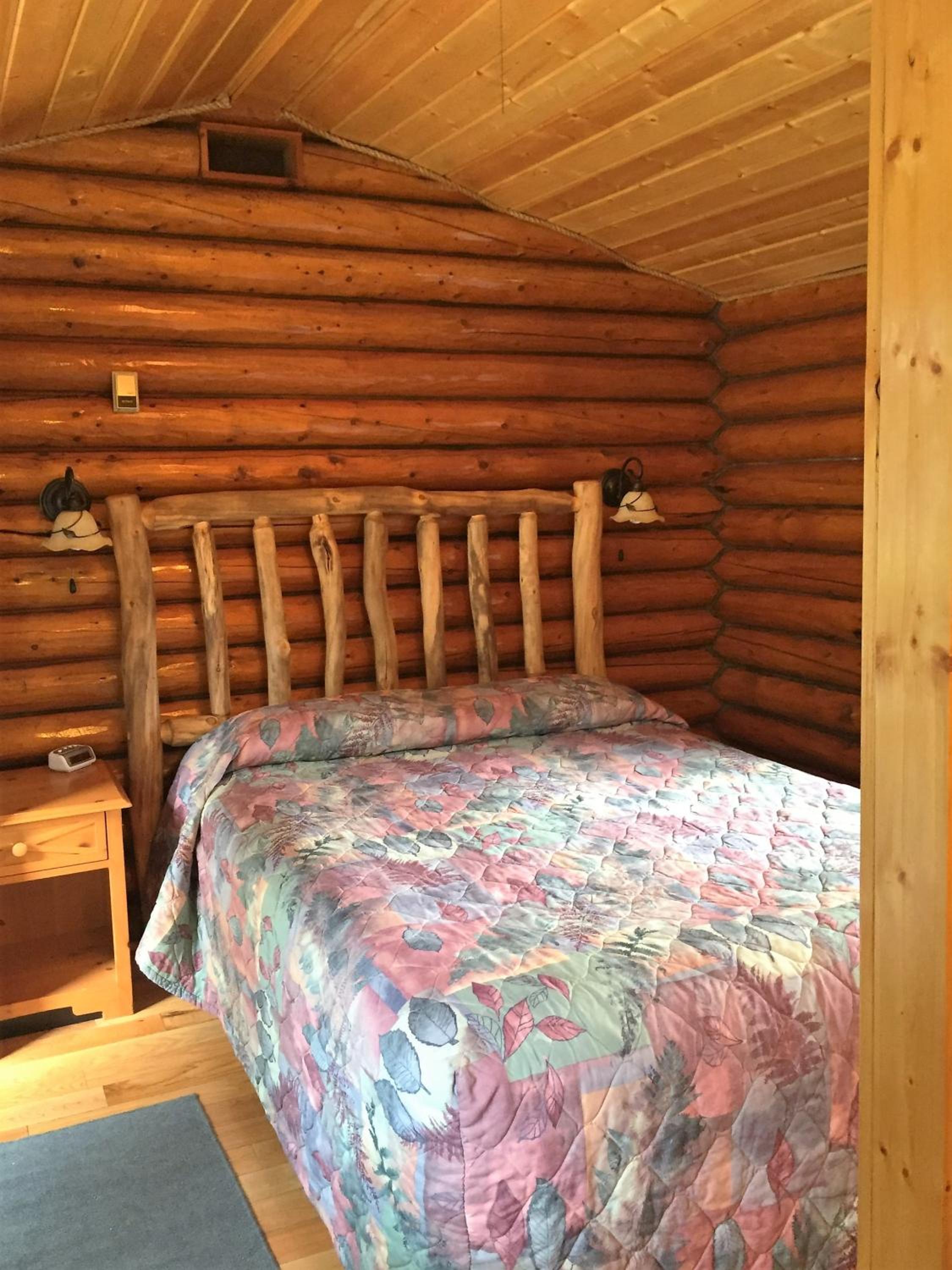 Queen Cabin - Pet Free photo 1
