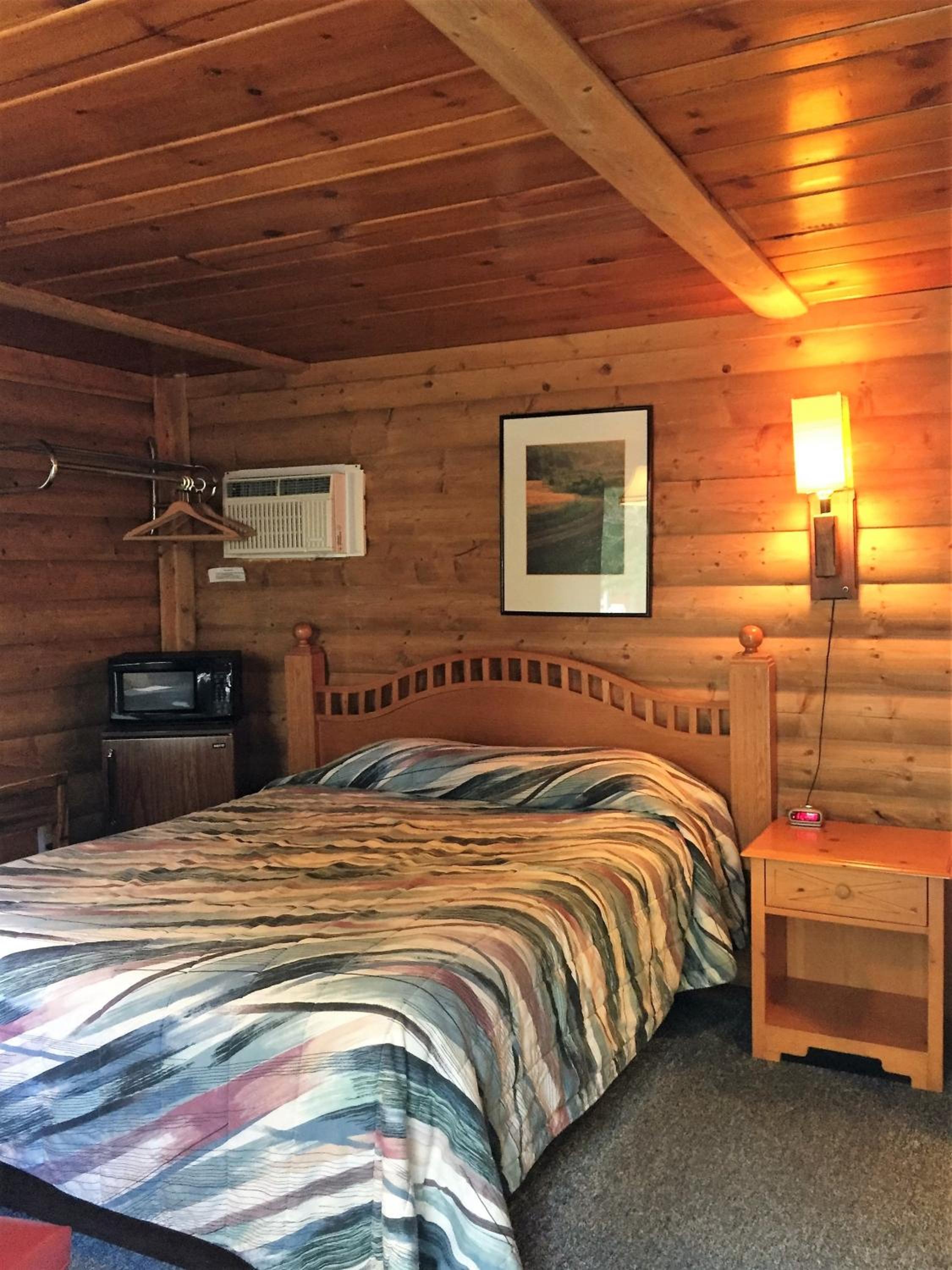 Queen Cabin - Pet Friendly photo 1