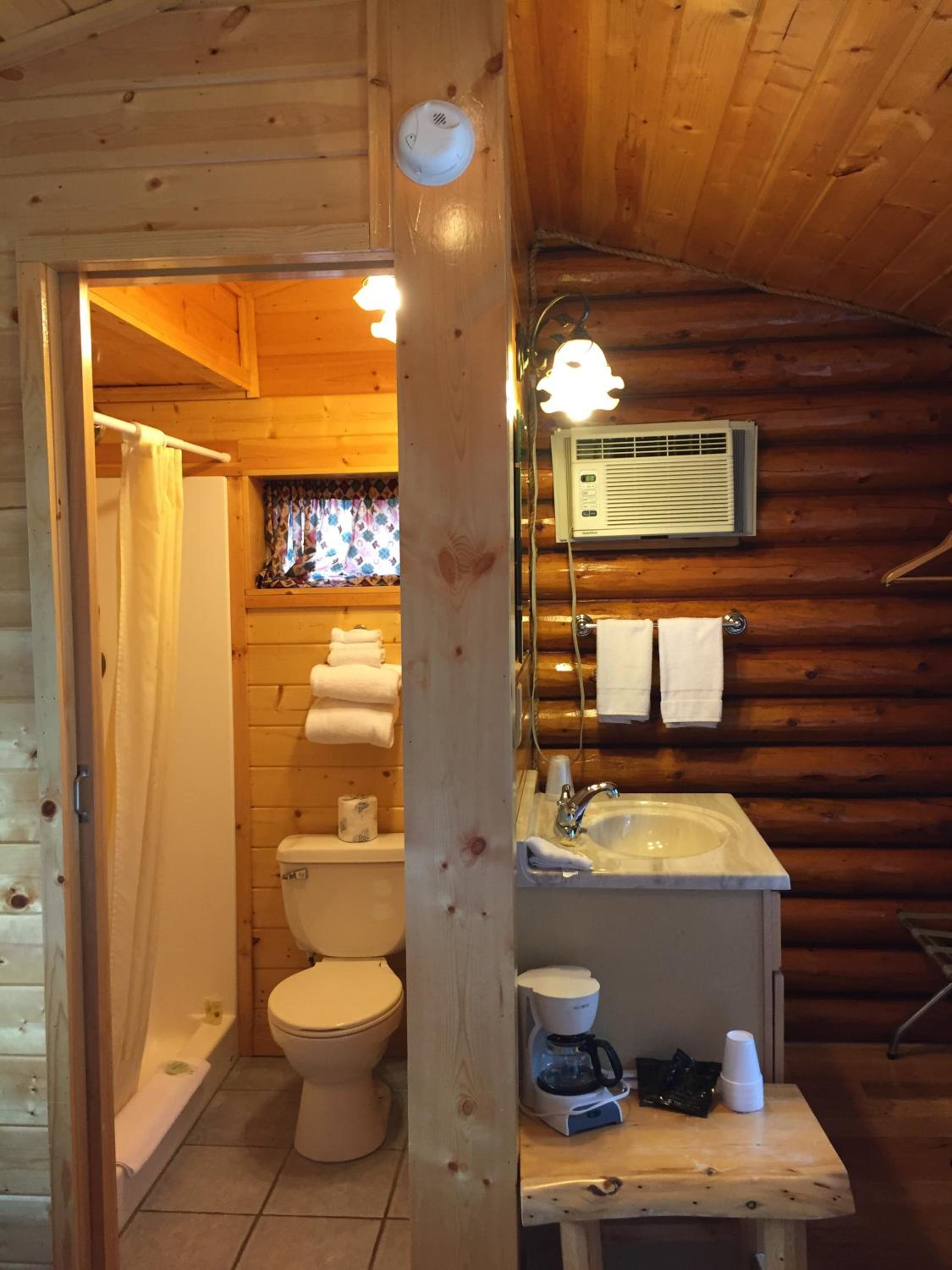 Queen Cabin - Pet Free photo 2