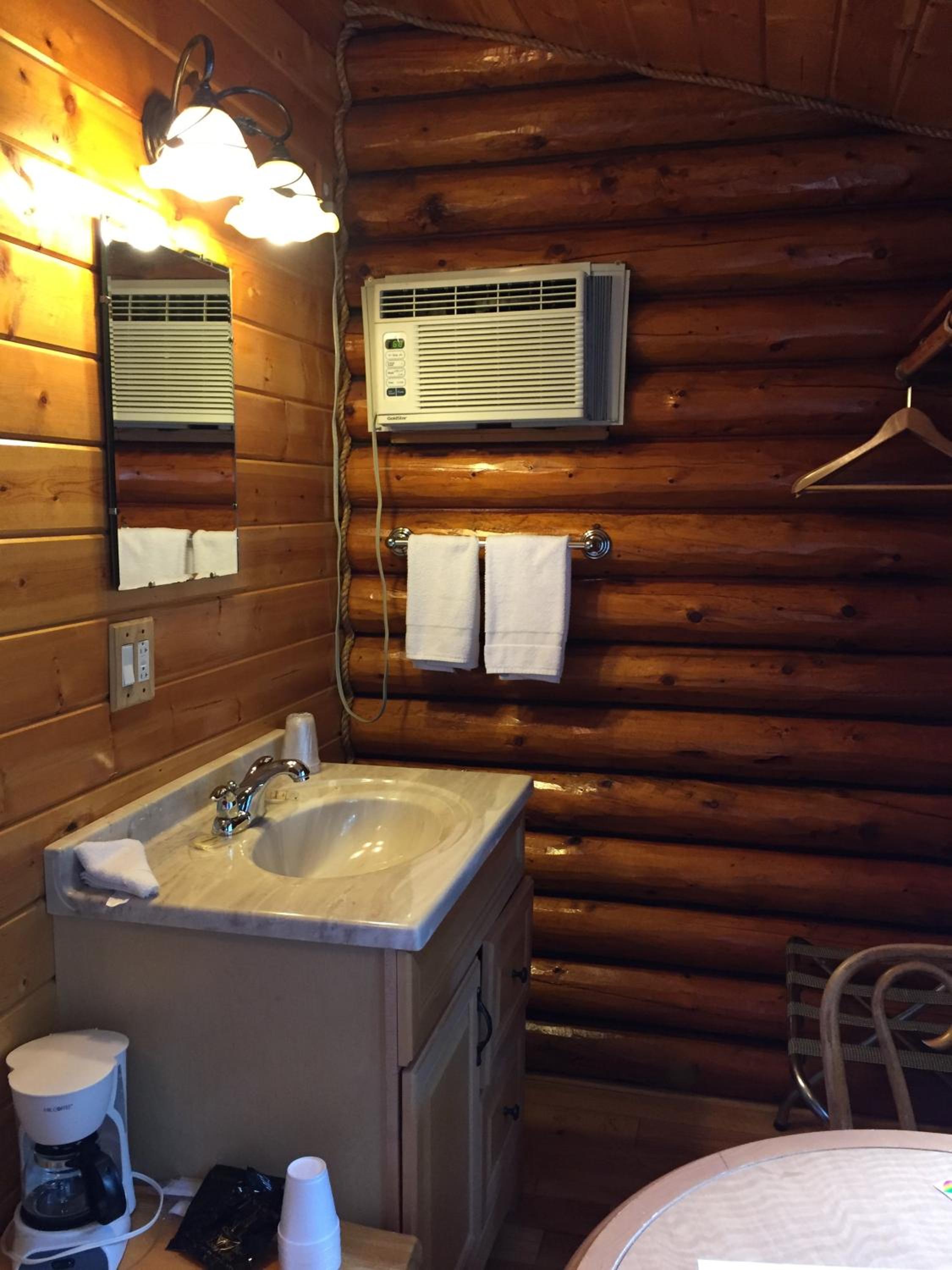 Queen Cabin - Pet Free photo 3