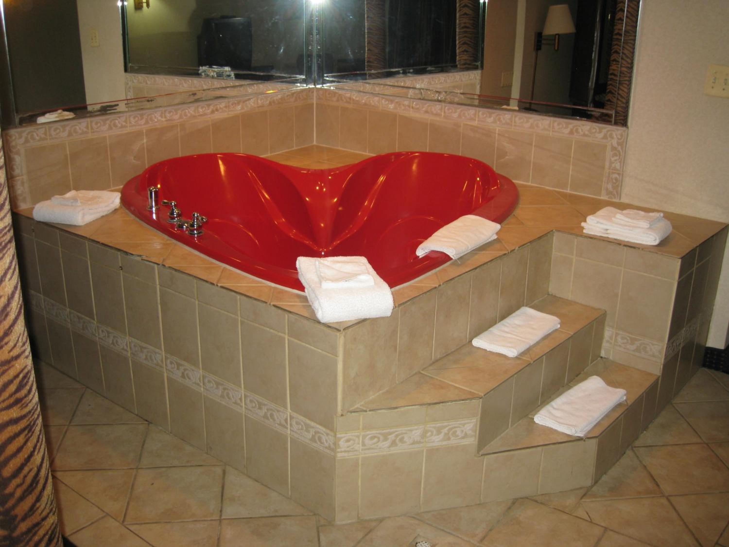 Suite with Hot Tub - Photo 2