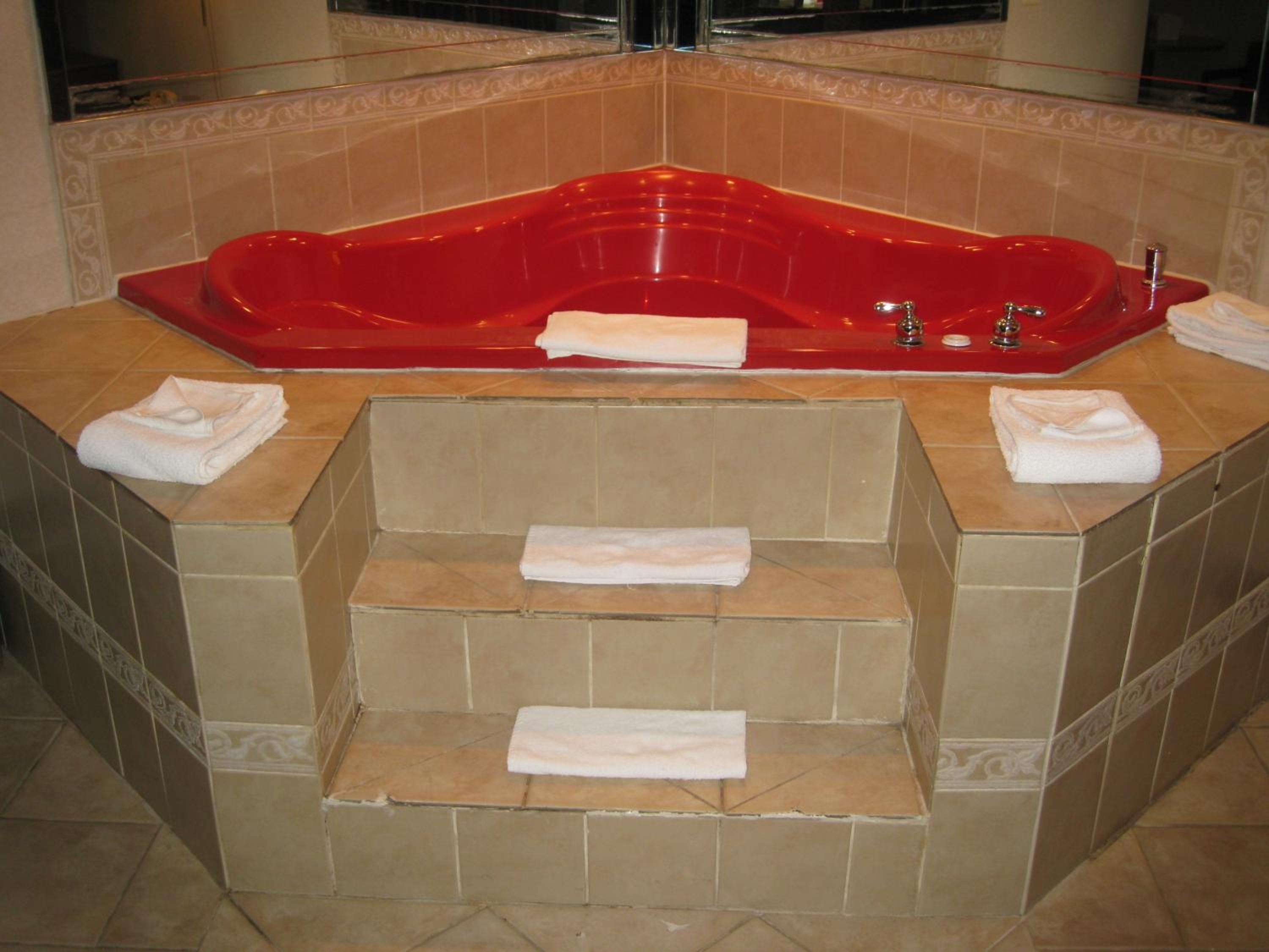 Suite with Hot Tub - Photo 3