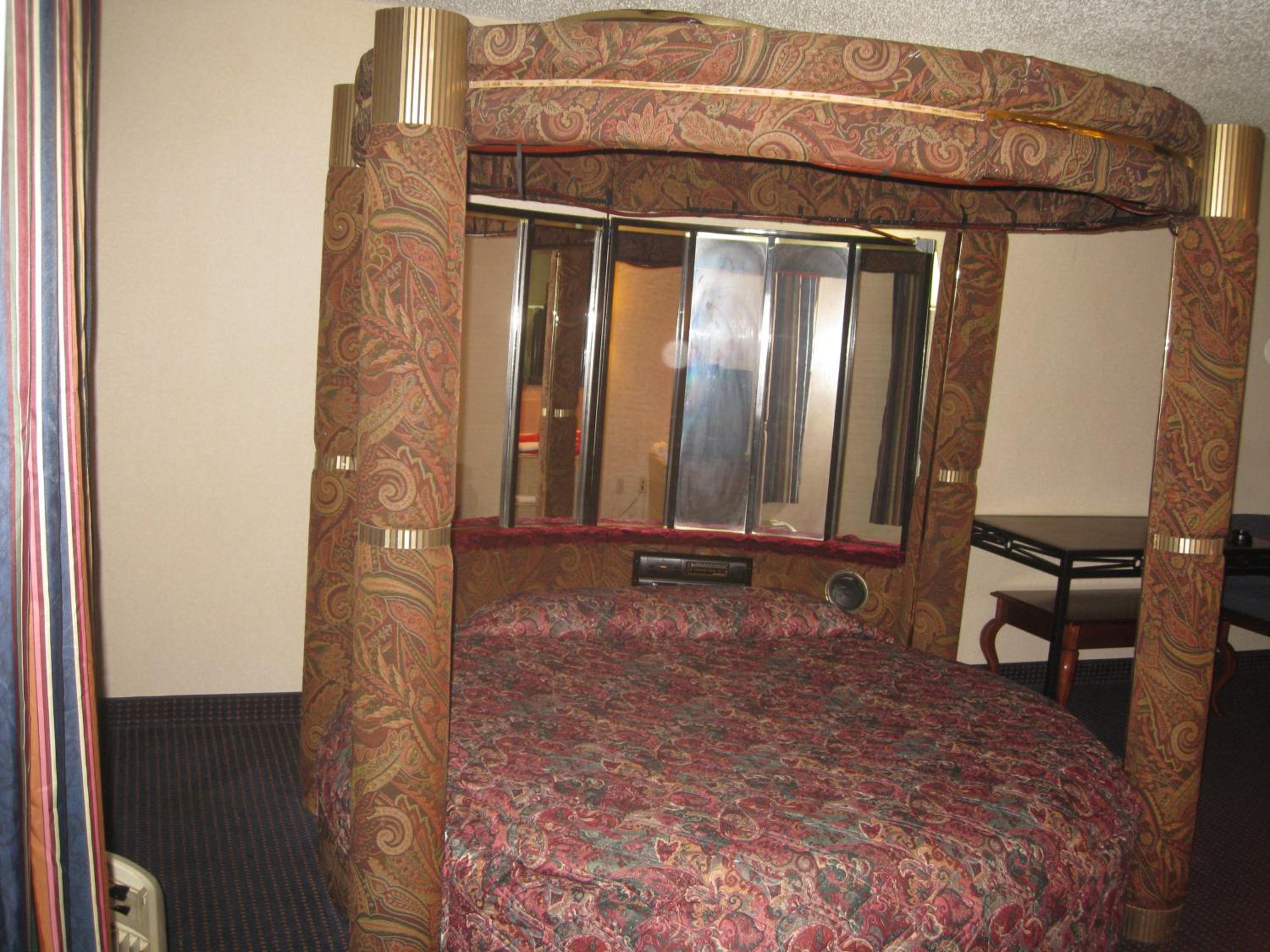 Suite with Hot Tub - Photo 4