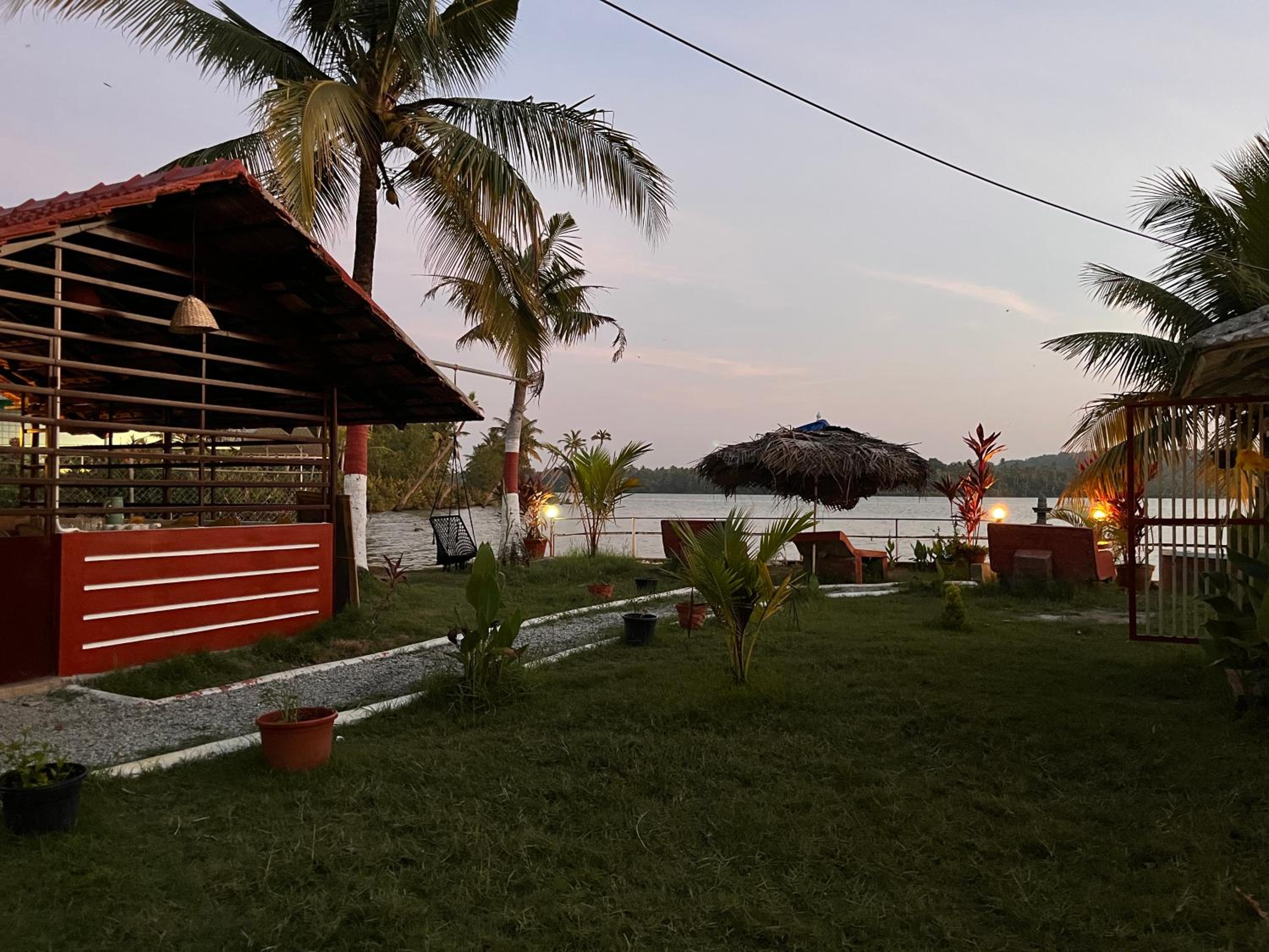 Holiday Home in the center of Lake photo 1