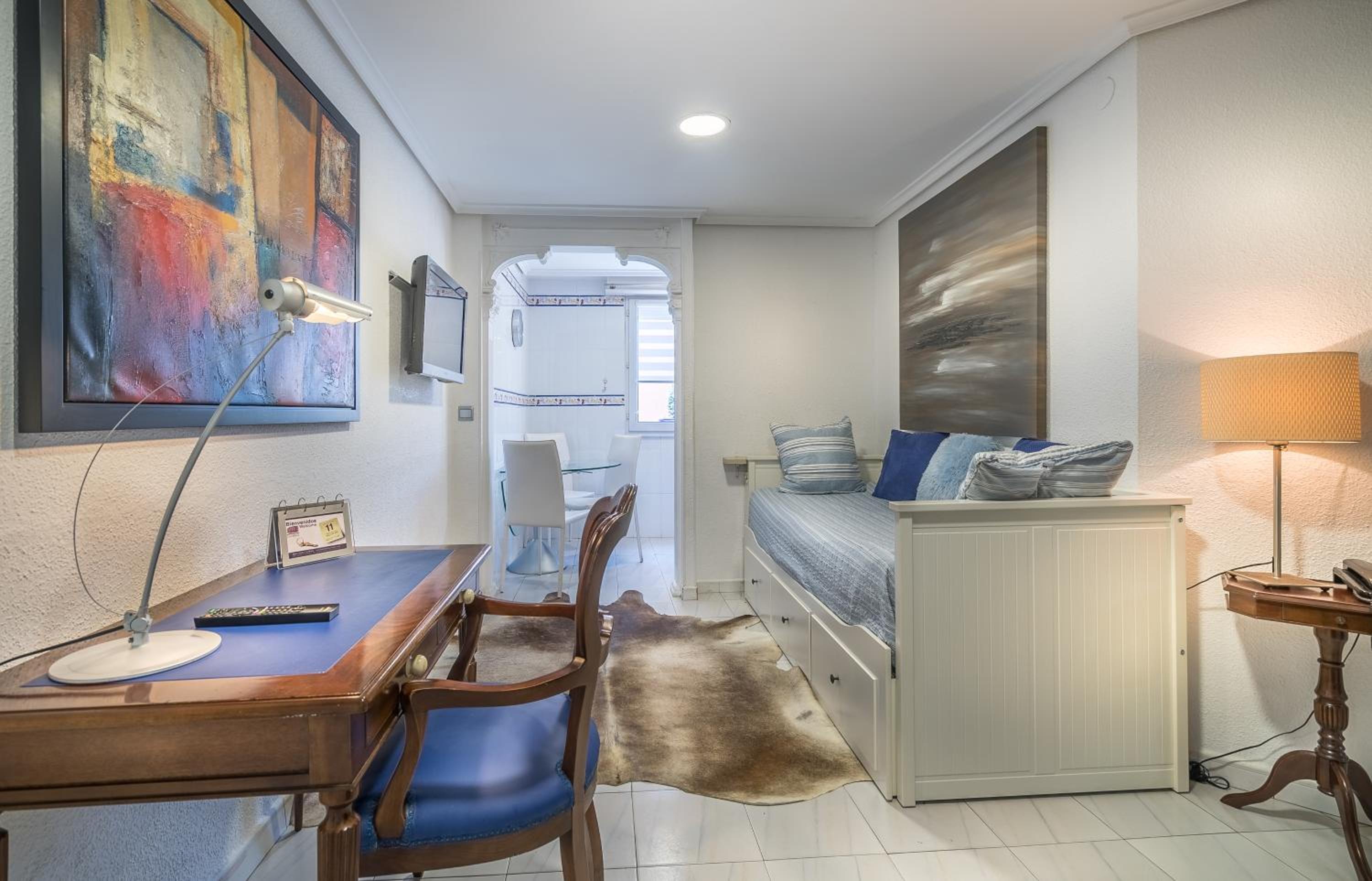 One-Bedroom Apartment - Photo 2