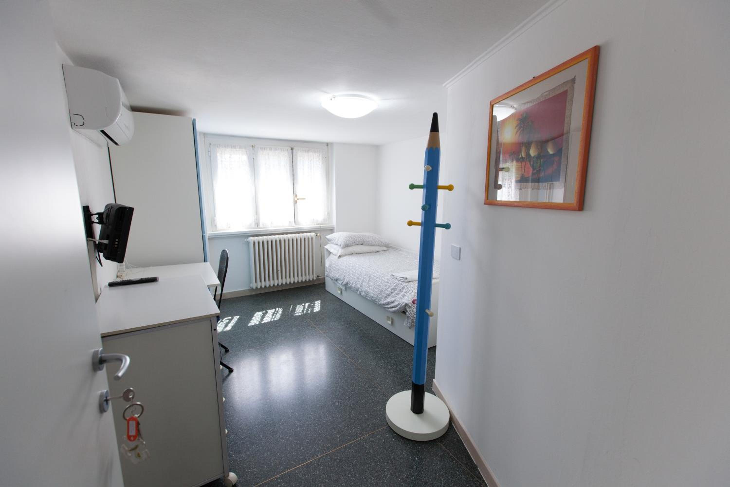 Large Double Room - Photo 3