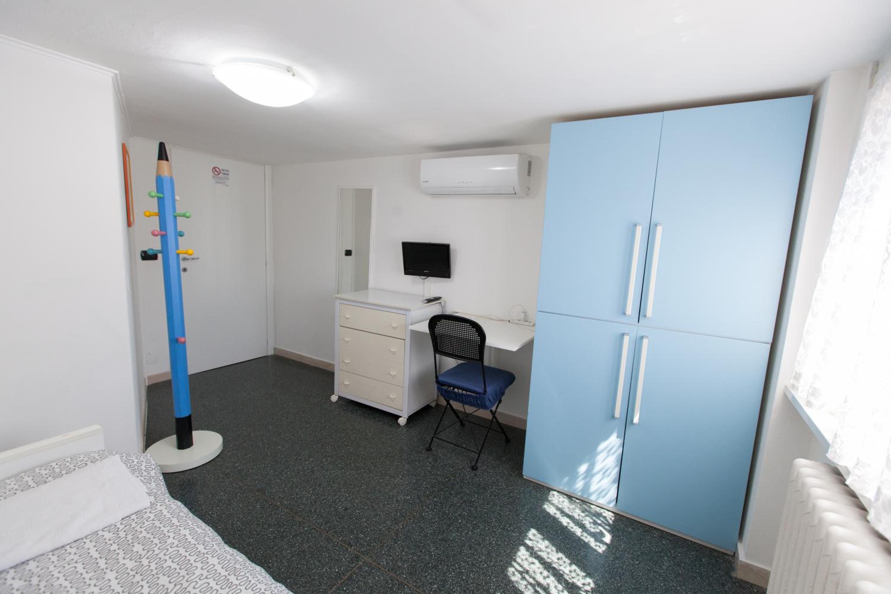 Large Double Room - Photo 4