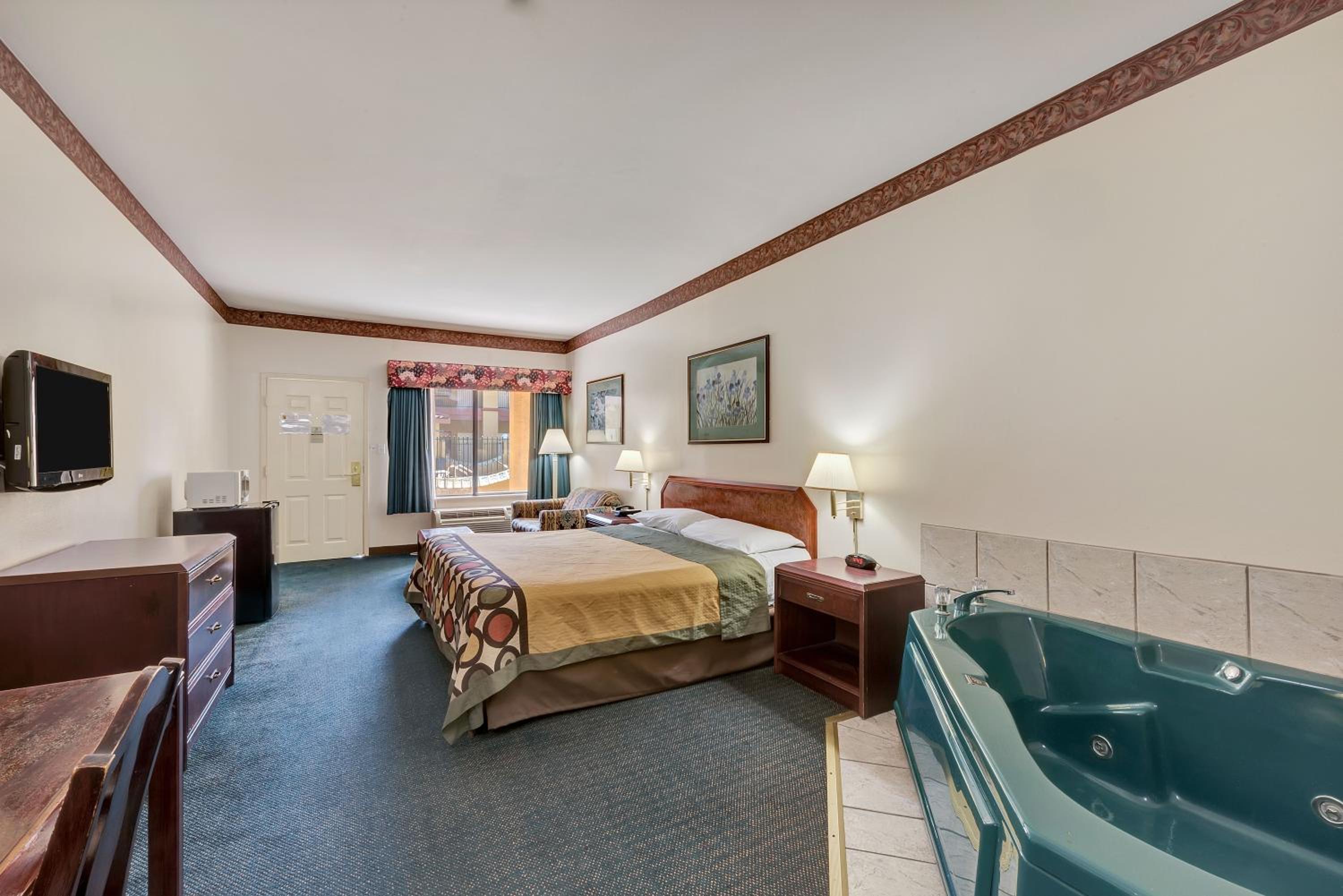 King Suite with Sofa Bed - Non-Smoking - Photo 2