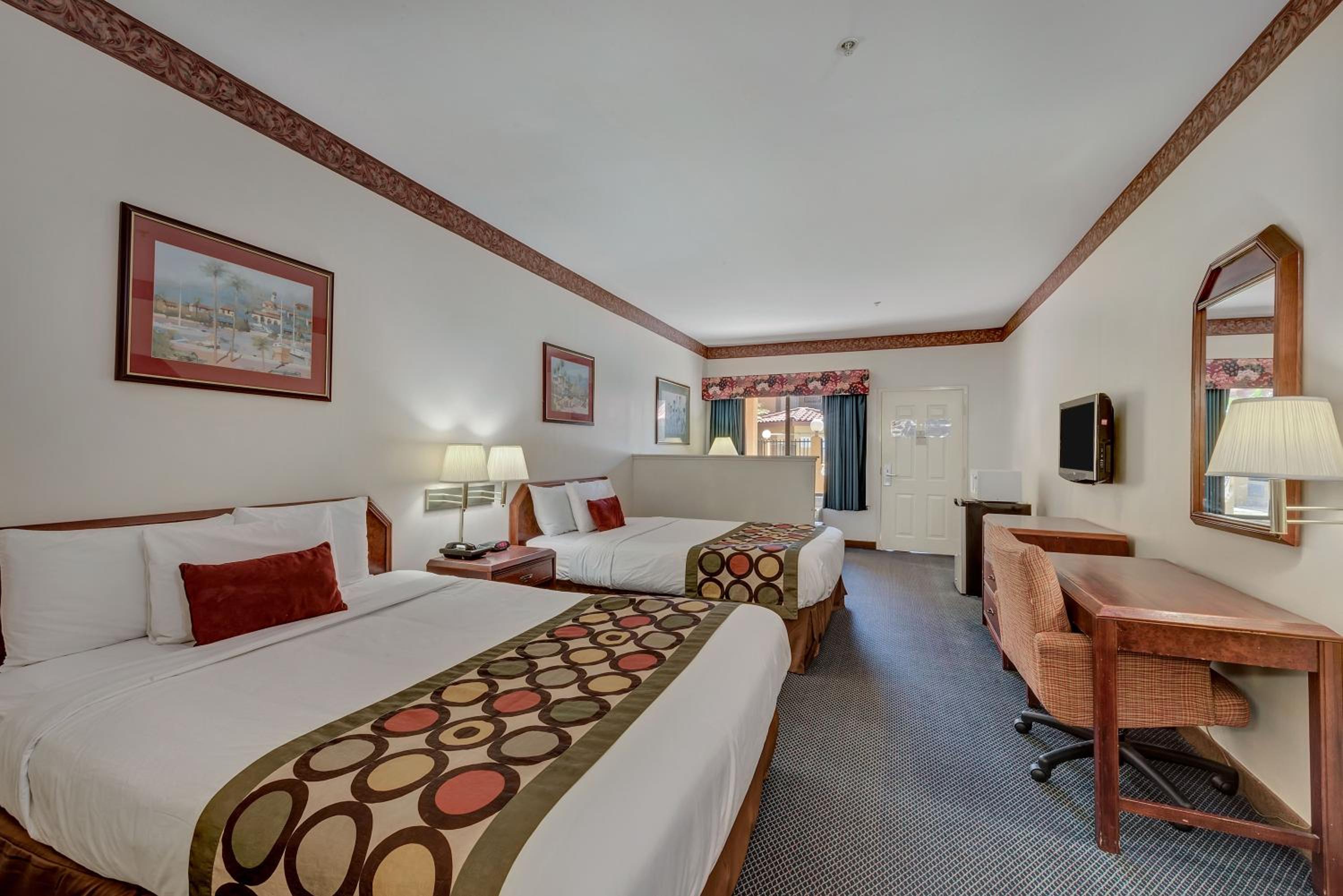 Queen Room with Two Queen Beds - Non-Smoking - Photo 1