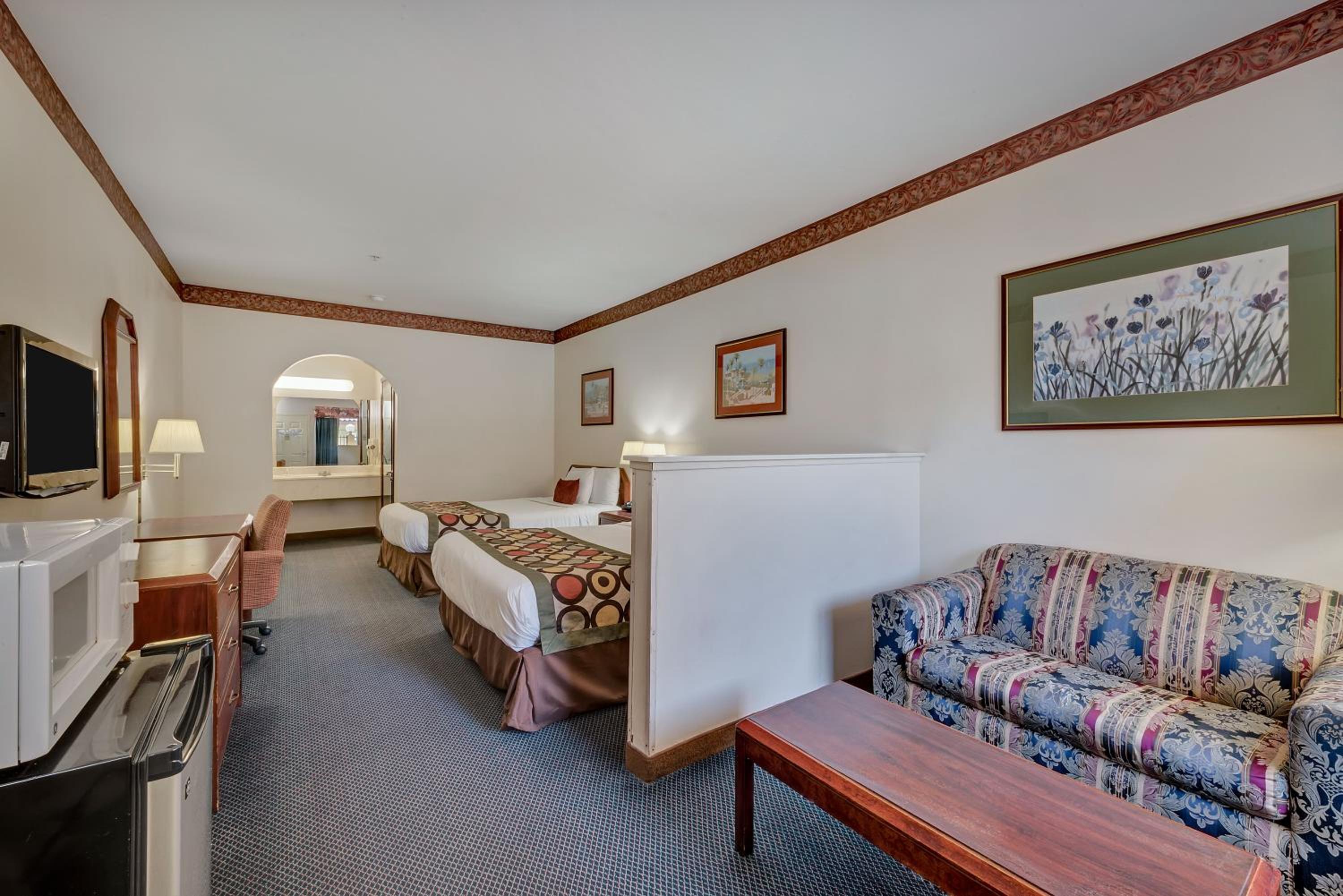 Queen Room with Two Queen Beds - Non-Smoking - Photo 4